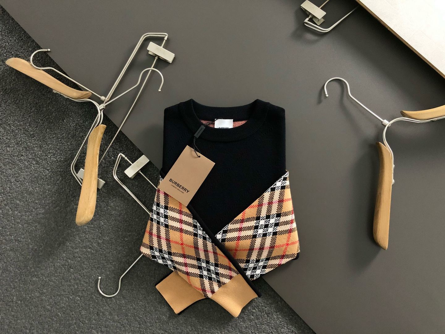 BBR**微宽版型M-xxxl2025秋冬格纹羊毛衫，以撞色格纹拼接工艺元素点缀为主调，巧妙镂空菱形格元