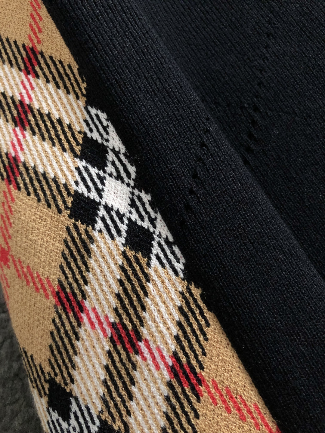 BBR**微宽版型M-xxxl2025秋冬格纹羊毛衫，以撞色格纹拼接工艺元素点缀为主调，巧妙镂空菱形格元