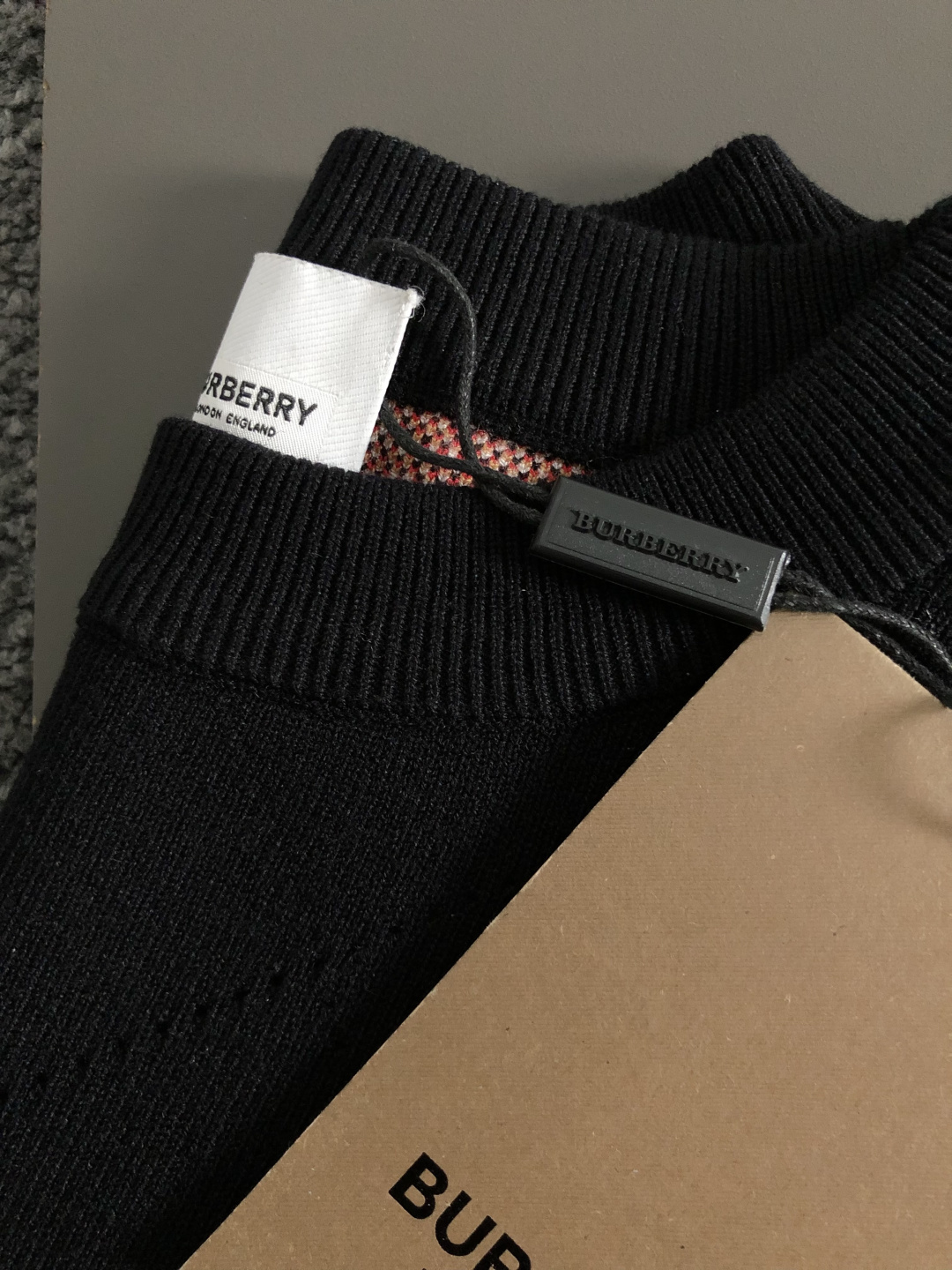 BBR**微宽版型M-xxxl2025秋冬格纹羊毛衫，以撞色格纹拼接工艺元素点缀为主调，巧妙镂空菱形格元