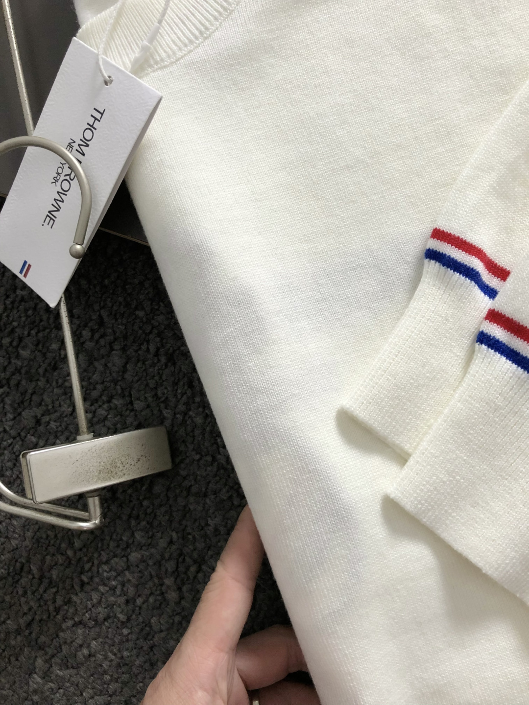 TB*合身版型M-XXXl2025秋冬潮牌圆领羊毛衫，以红黑撞色织带融合皮牌点缀为主调，巧妙融入后幅字母