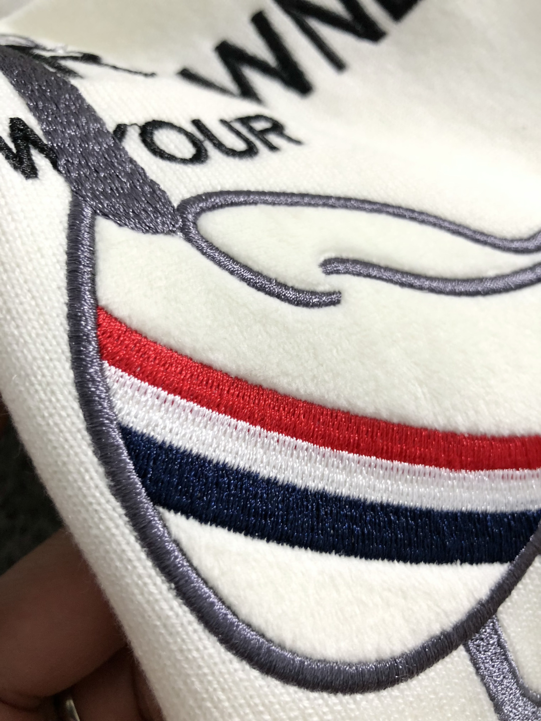 TB*合身版型M-XXXl2025秋冬潮牌圆领羊毛衫，以红黑撞色织带融合皮牌点缀为主调，巧妙融入后幅字母