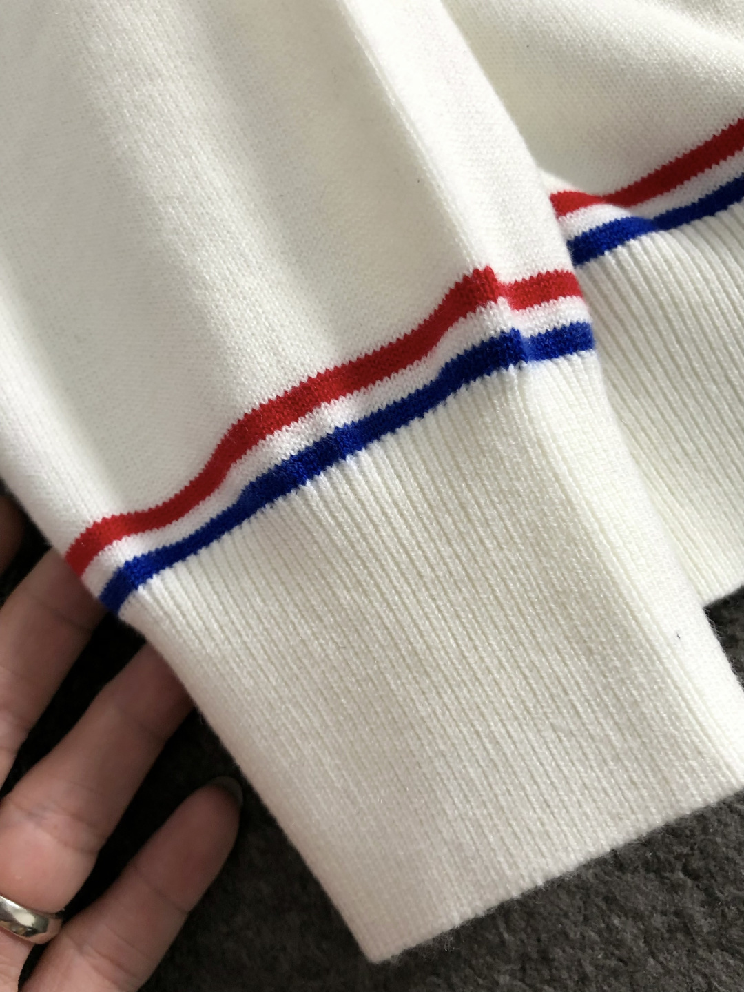 TB*合身版型M-XXXl2025秋冬潮牌圆领羊毛衫，以红黑撞色织带融合皮牌点缀为主调，巧妙融入后幅字母