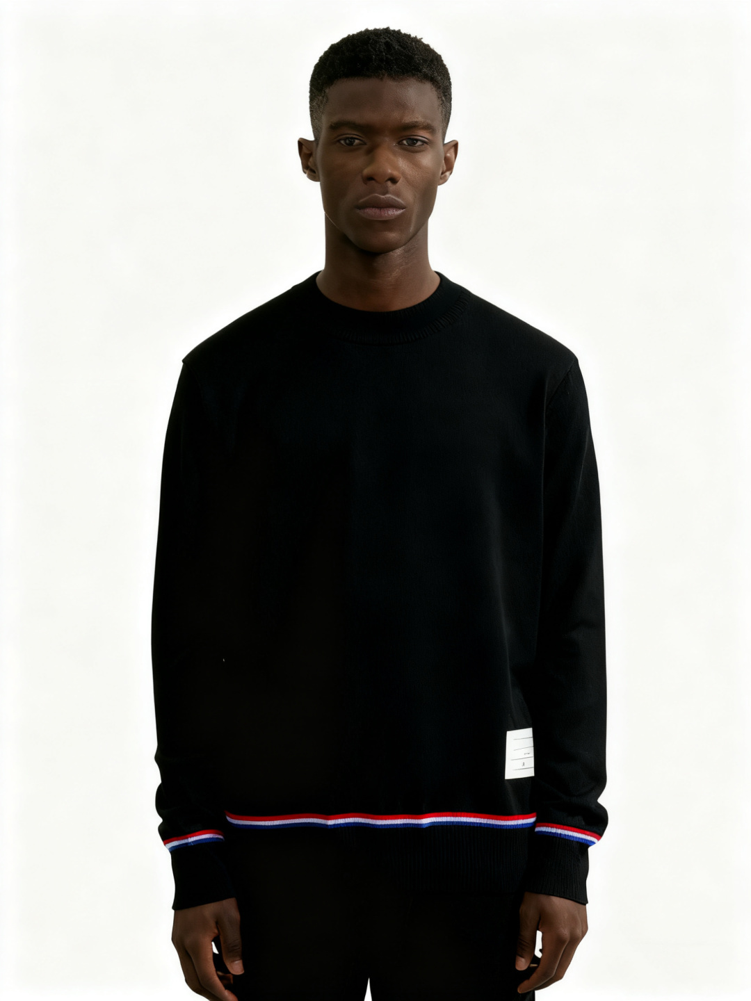 TB*合身版型M-XXXl2025秋冬潮牌圆领羊毛衫，以红黑撞色织带融合皮牌点缀为主调，巧妙融入后幅字母