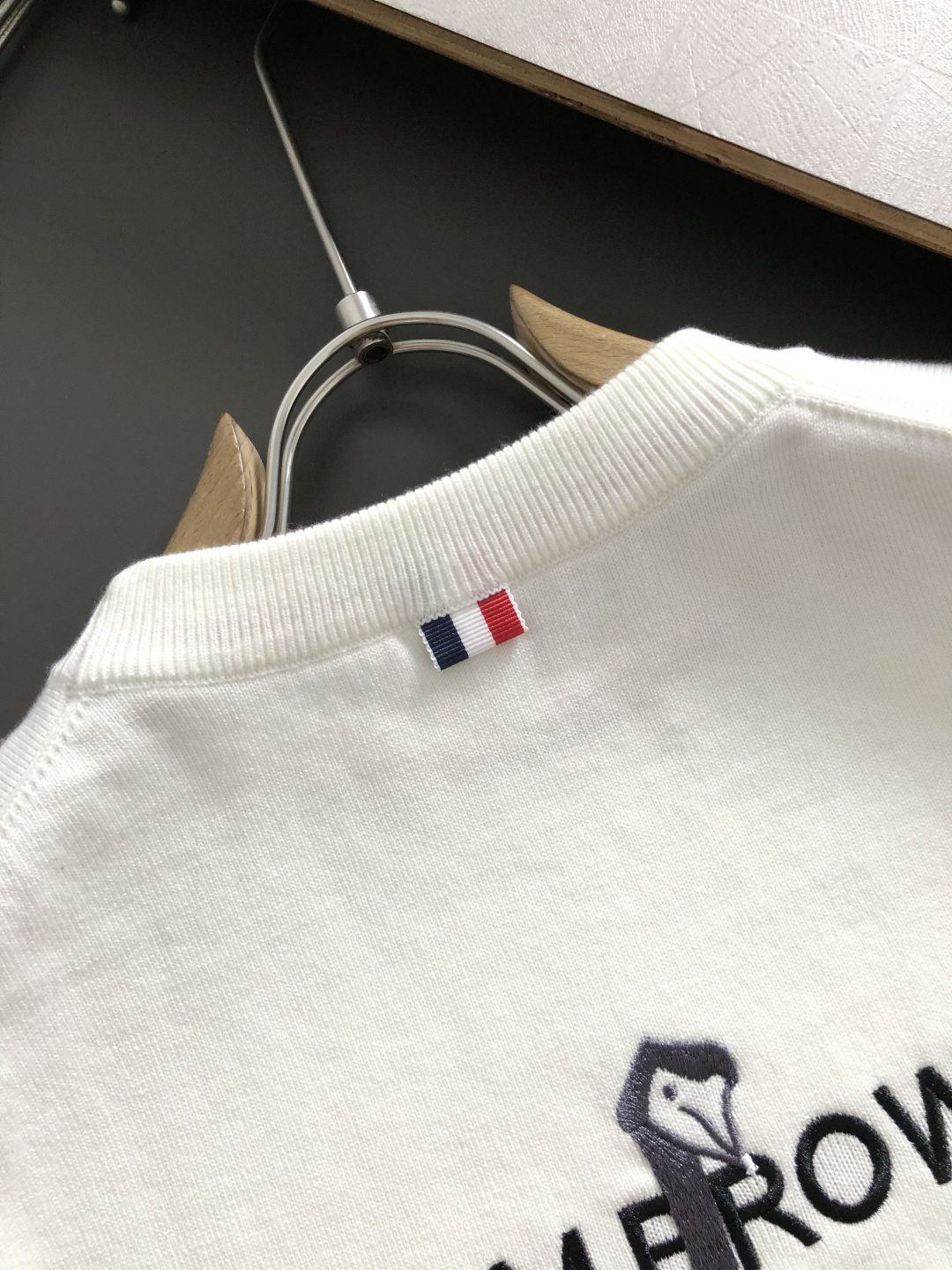 TB*合身版型M-XXXl2025秋冬潮牌圆领羊毛衫，以红黑撞色织带融合皮牌点缀为主调，巧妙融入后幅字母