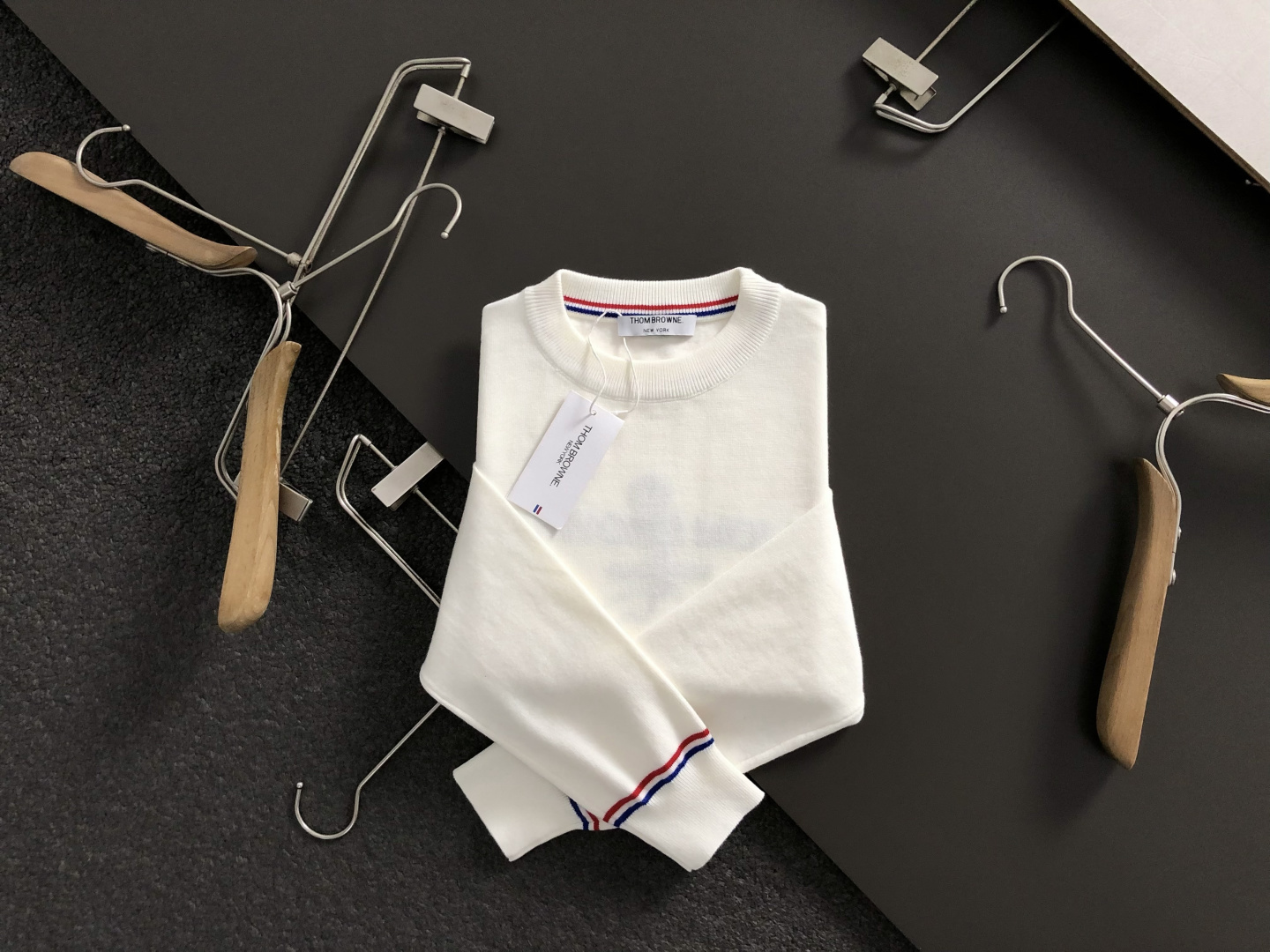 TB*合身版型M-XXXl2025秋冬潮牌圆领羊毛衫，以红黑撞色织带融合皮牌点缀为主调，巧妙融入后幅字母