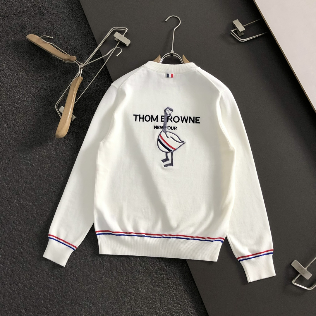 TB*合身版型M-XXXl2025秋冬潮牌圆领羊毛衫，以红黑撞色织带融合皮牌点缀为主调，巧妙融入后幅字母