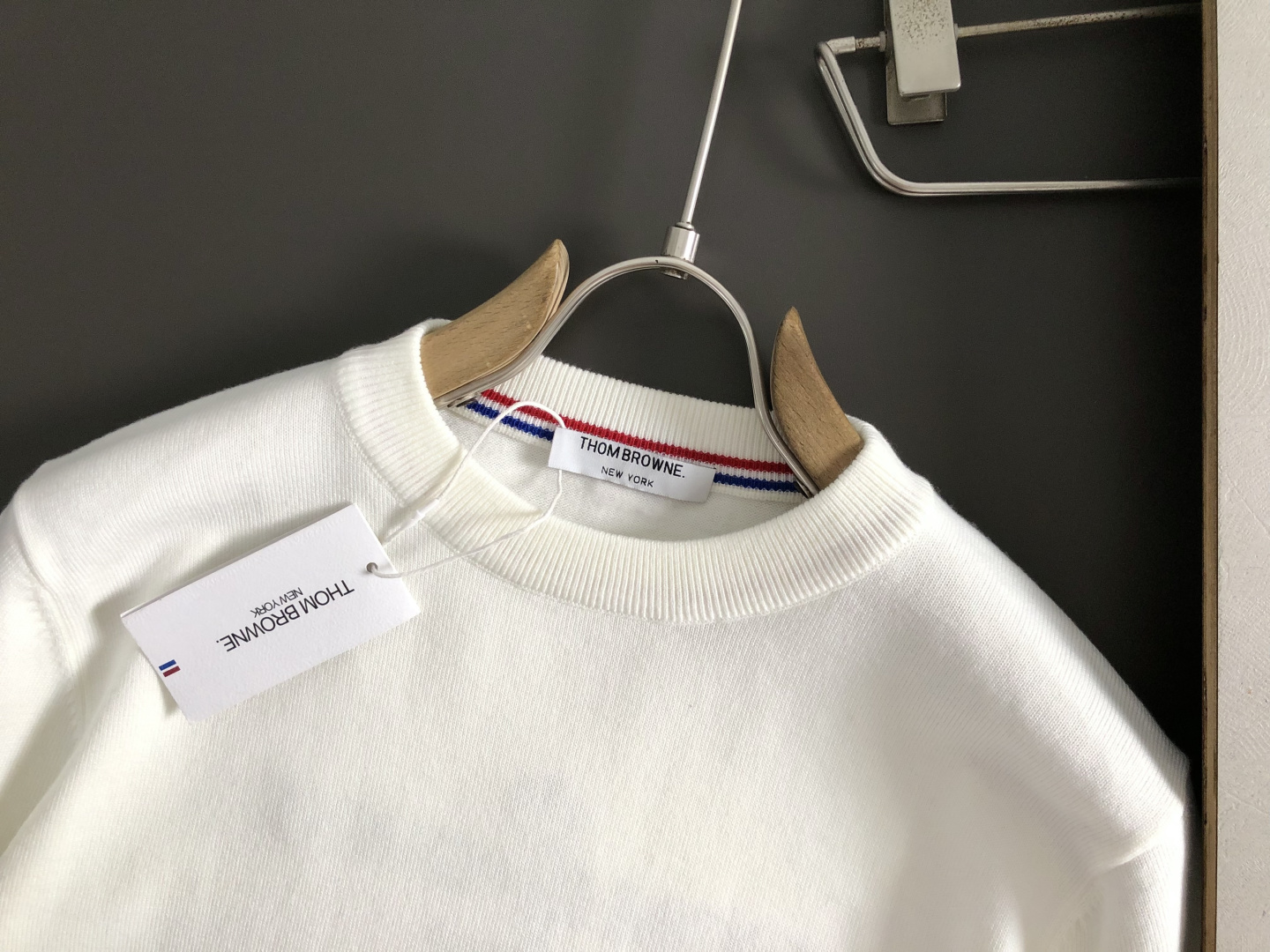 TB*合身版型M-XXXl2025秋冬潮牌圆领羊毛衫，以红黑撞色织带融合皮牌点缀为主调，巧妙融入后幅字母