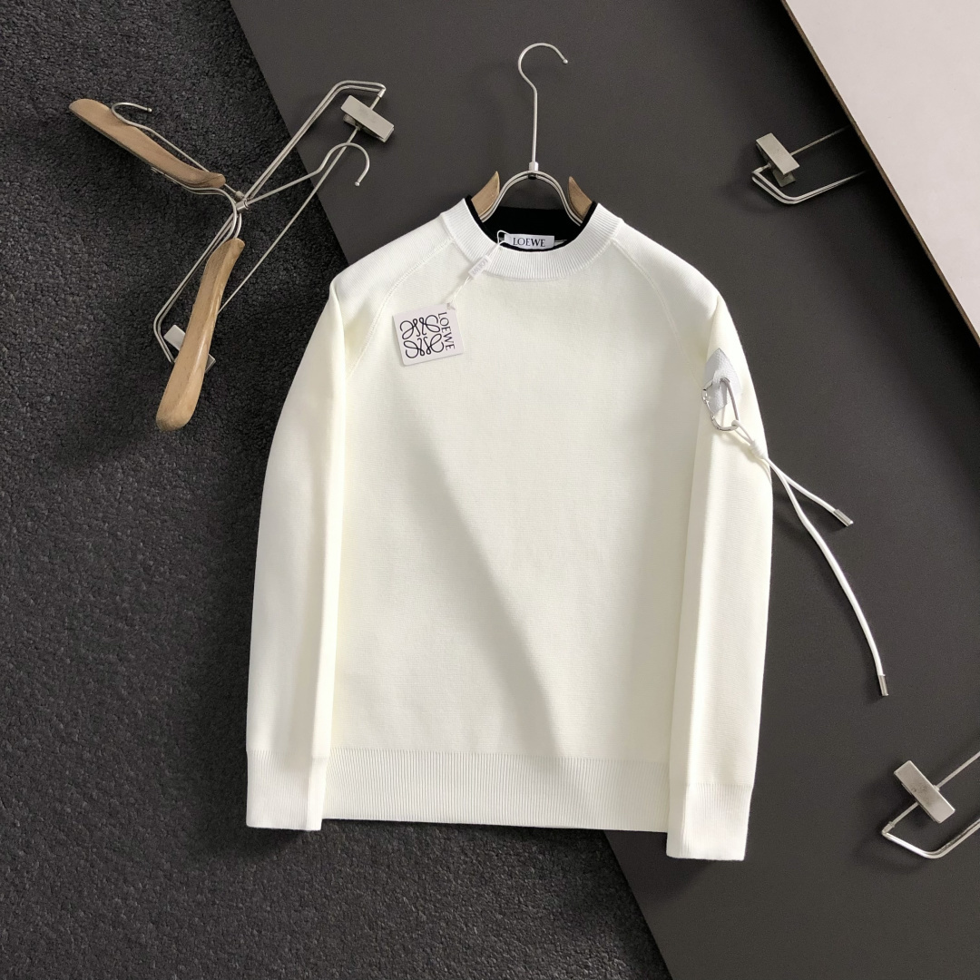 Low*卡码拍大M-XXXl2025秋冬潮牌双层领口羊毛衫，以袖身真皮拼接潮流金属扣挂件点缀为主调，巧妙