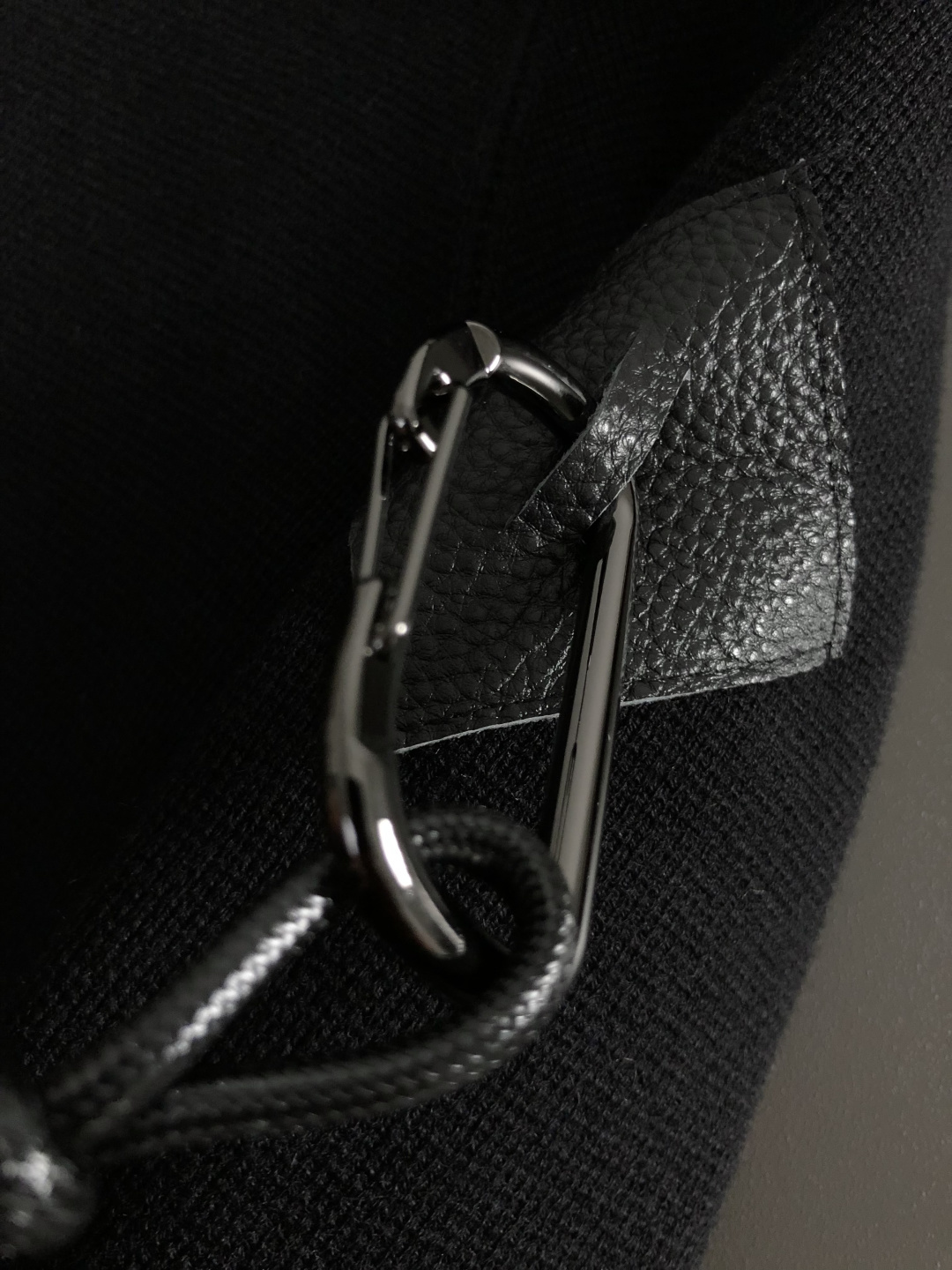 Low*卡码拍大M-XXXl2025秋冬潮牌双层领口羊毛衫，以袖身真皮拼接潮流金属扣挂件点缀为主调，巧妙