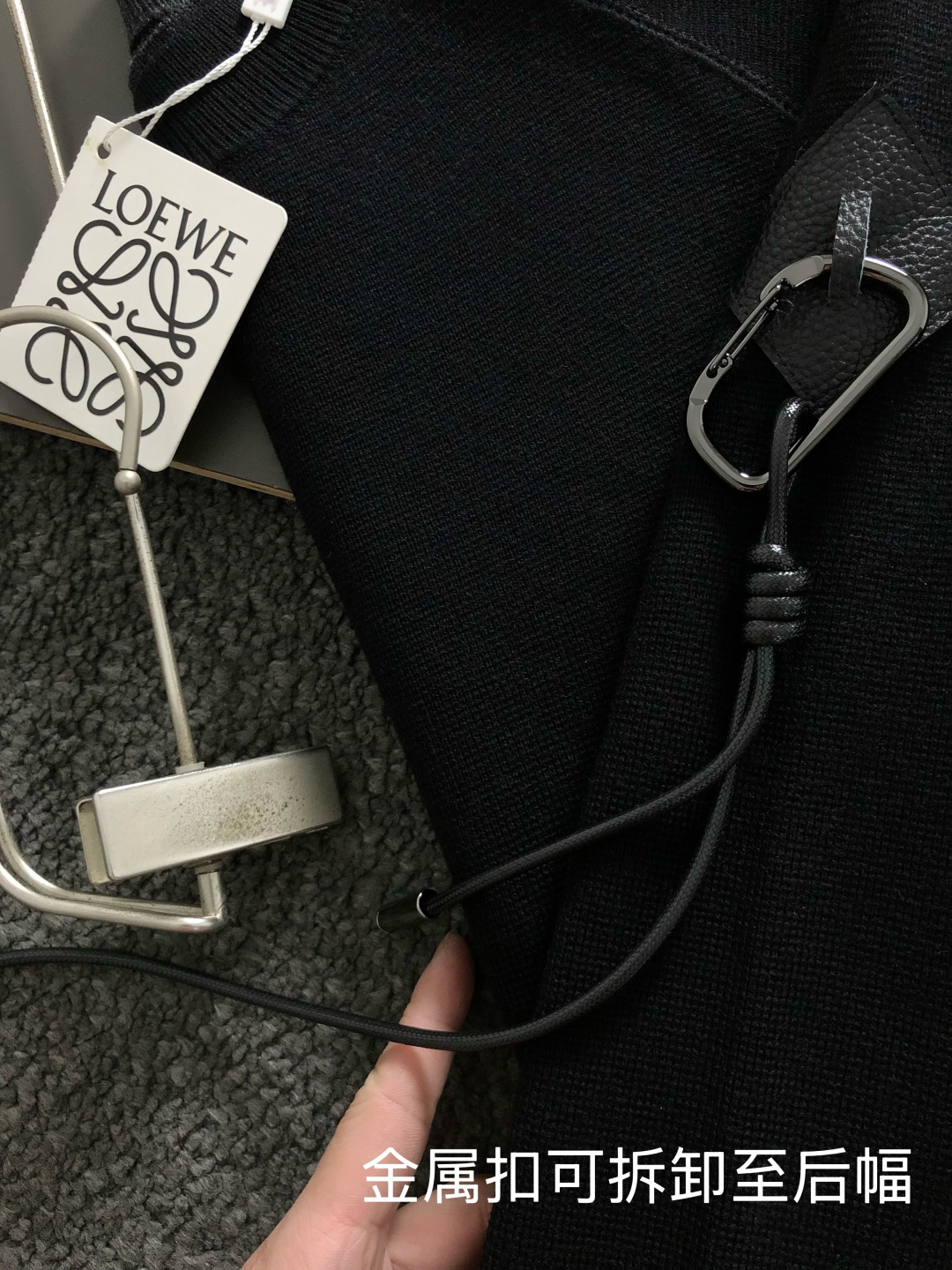 Low*卡码拍大M-XXXl2025秋冬潮牌双层领口羊毛衫，以袖身真皮拼接潮流金属扣挂件点缀为主调，巧妙