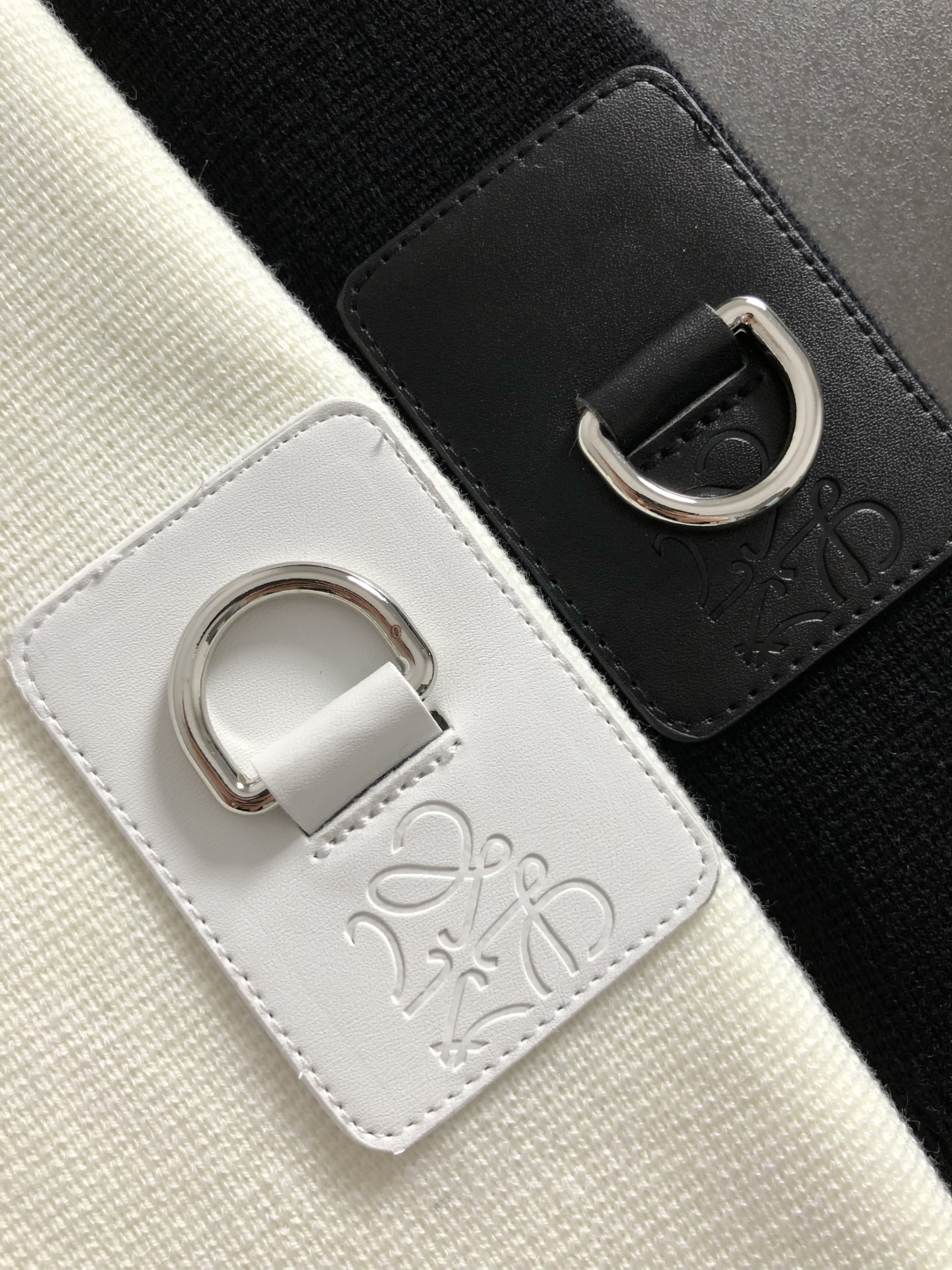 Low*卡码拍大M-XXXl2025秋冬潮牌双层领口羊毛衫，以袖身真皮拼接潮流金属扣挂件点缀为主调，巧妙