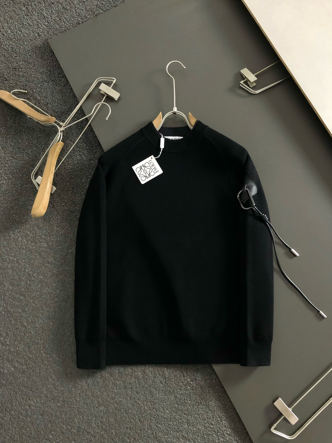 Low*卡码拍大M-XXXl2025秋冬潮牌双层领口羊毛衫，以袖身真皮拼接潮流金属扣挂件点缀为主调，巧妙