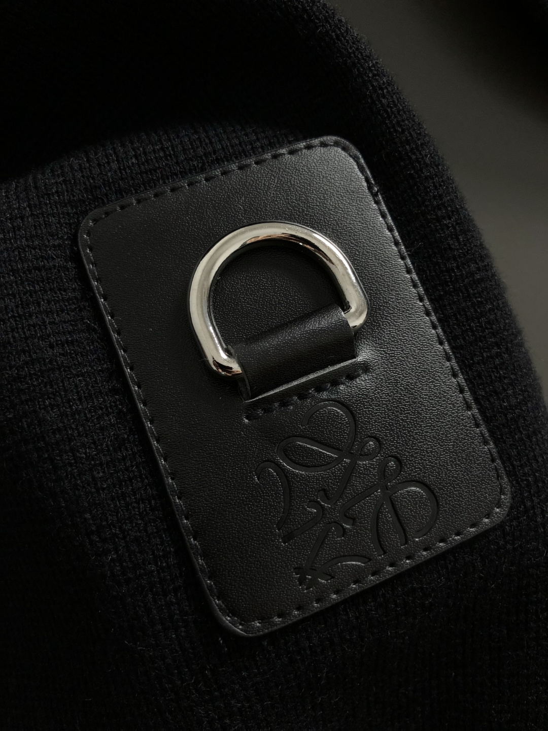 Low*卡码拍大M-XXXl2025秋冬潮牌双层领口羊毛衫，以袖身真皮拼接潮流金属扣挂件点缀为主调，巧妙