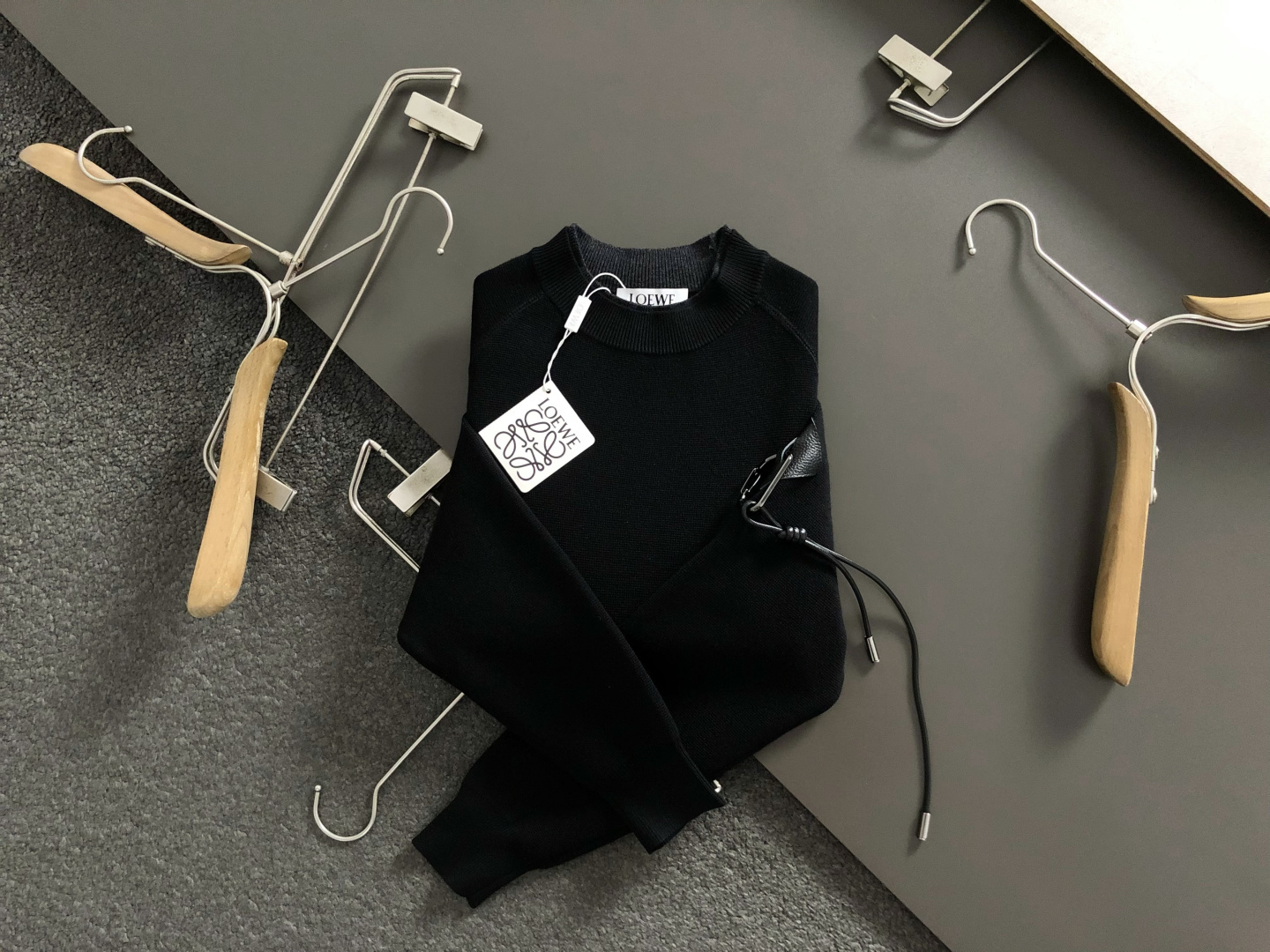 Low*卡码拍大M-XXXl2025秋冬潮牌双层领口羊毛衫，以袖身真皮拼接潮流金属扣挂件点缀为主调，巧妙