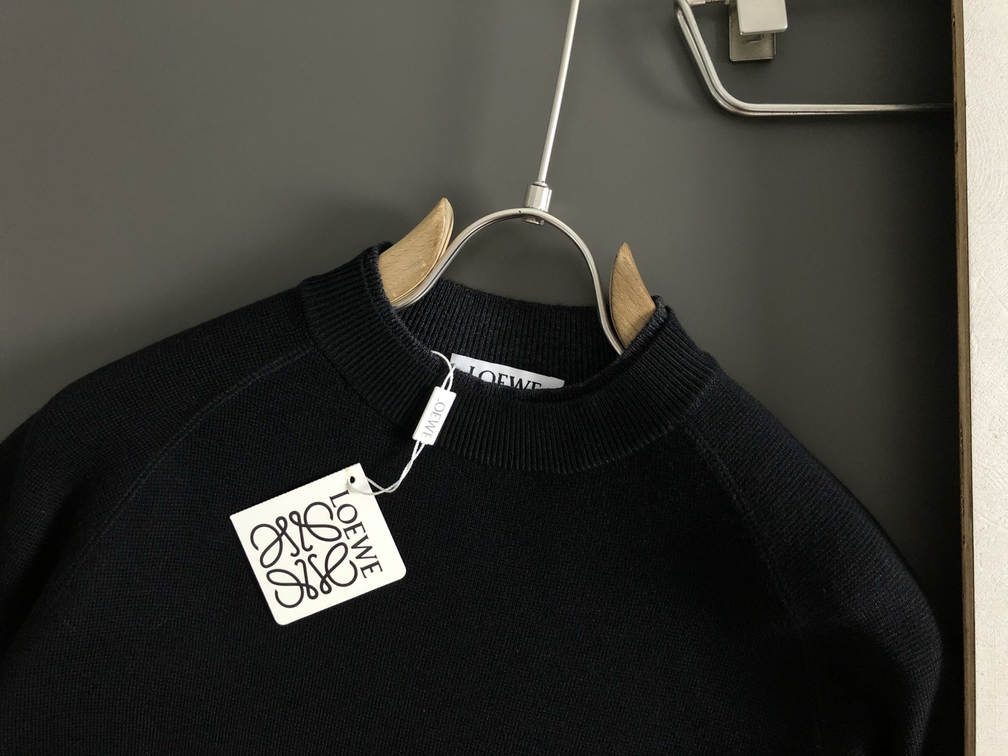 Low*卡码拍大M-XXXl2025秋冬潮牌双层领口羊毛衫，以袖身真皮拼接潮流金属扣挂件点缀为主调，巧妙