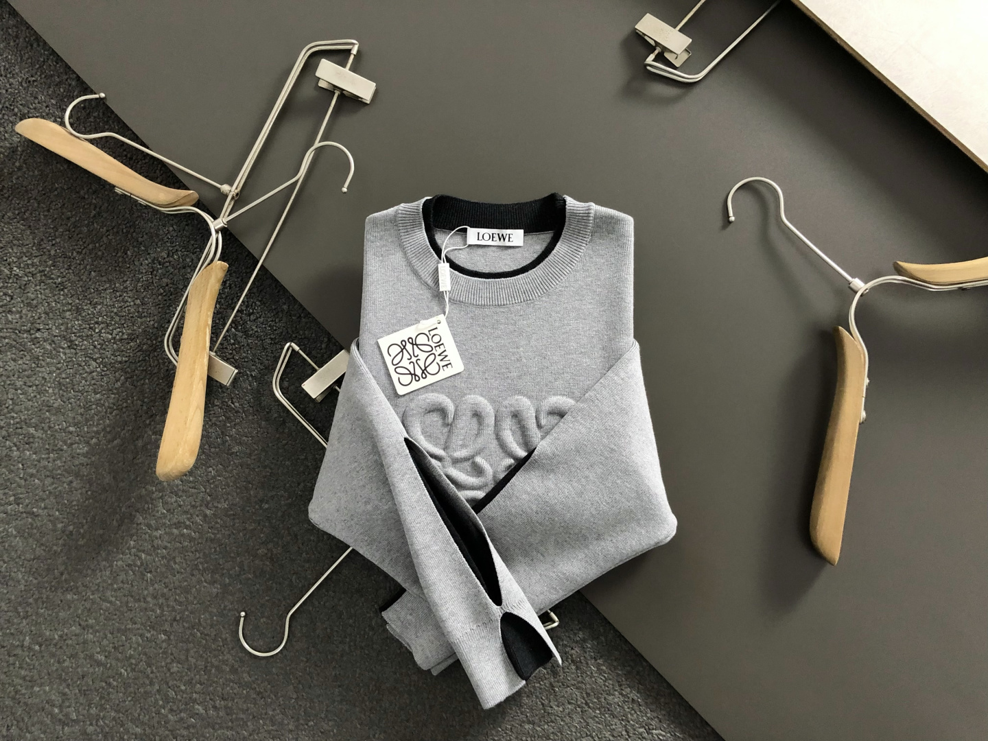 Low*合身版型M-xxxl2025秋冬圆领羊毛衫，以黑灰拼色双层套袖元素点缀为主调，融入字母立体压花元