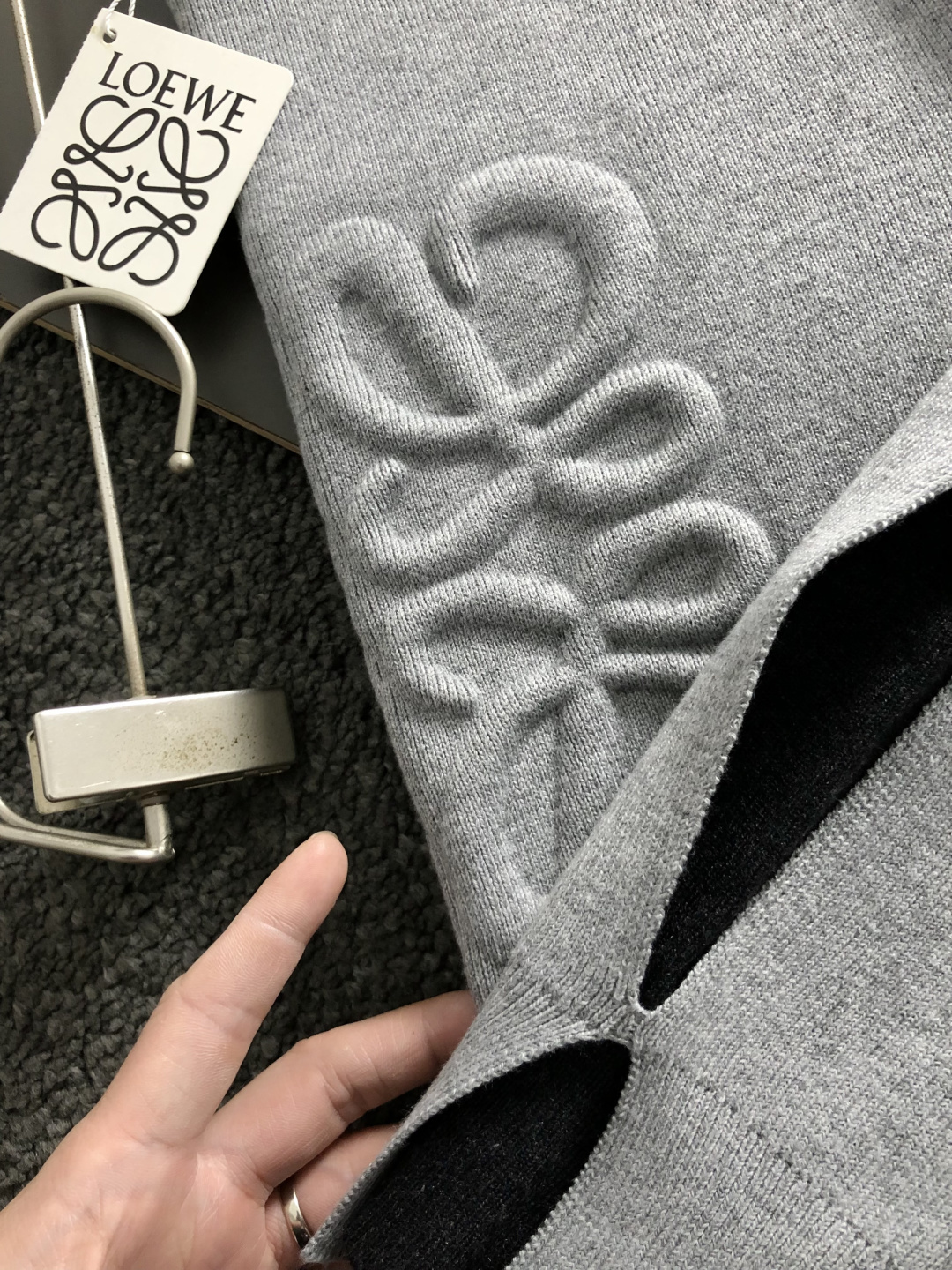 Low*合身版型M-xxxl2025秋冬圆领羊毛衫，以黑灰拼色双层套袖元素点缀为主调，融入字母立体压花元