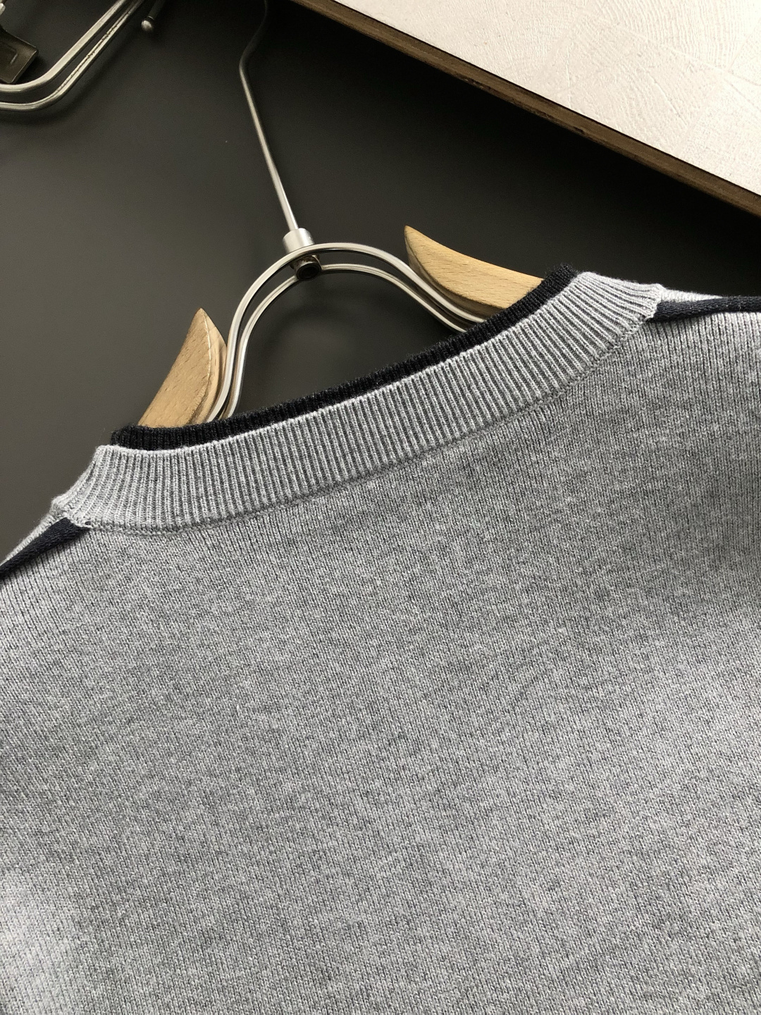 Low*合身版型M-xxxl2025秋冬圆领羊毛衫，以黑灰拼色双层套袖元素点缀为主调，融入字母立体压花元