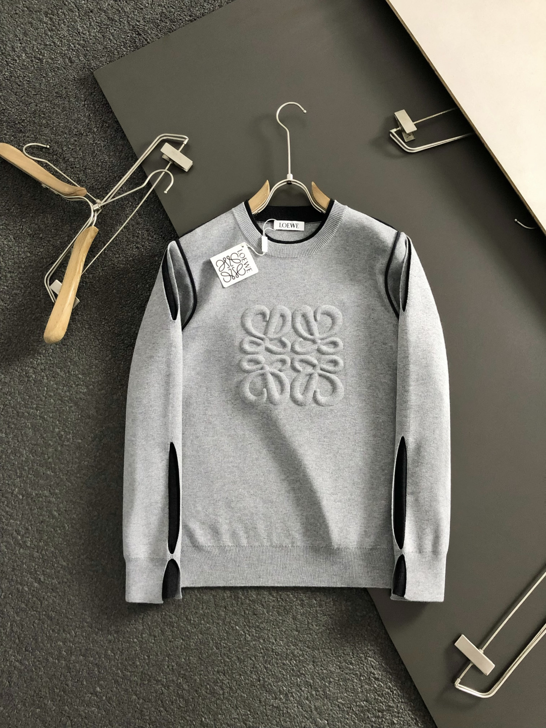 Low*合身版型M-xxxl2025秋冬圆领羊毛衫，以黑灰拼色双层套袖元素点缀为主调，融入字母立体压花元