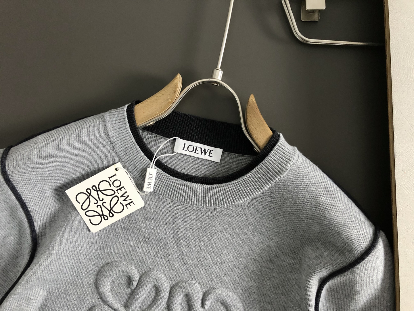 Low*合身版型M-xxxl2025秋冬圆领羊毛衫，以黑灰拼色双层套袖元素点缀为主调，融入字母立体压花元