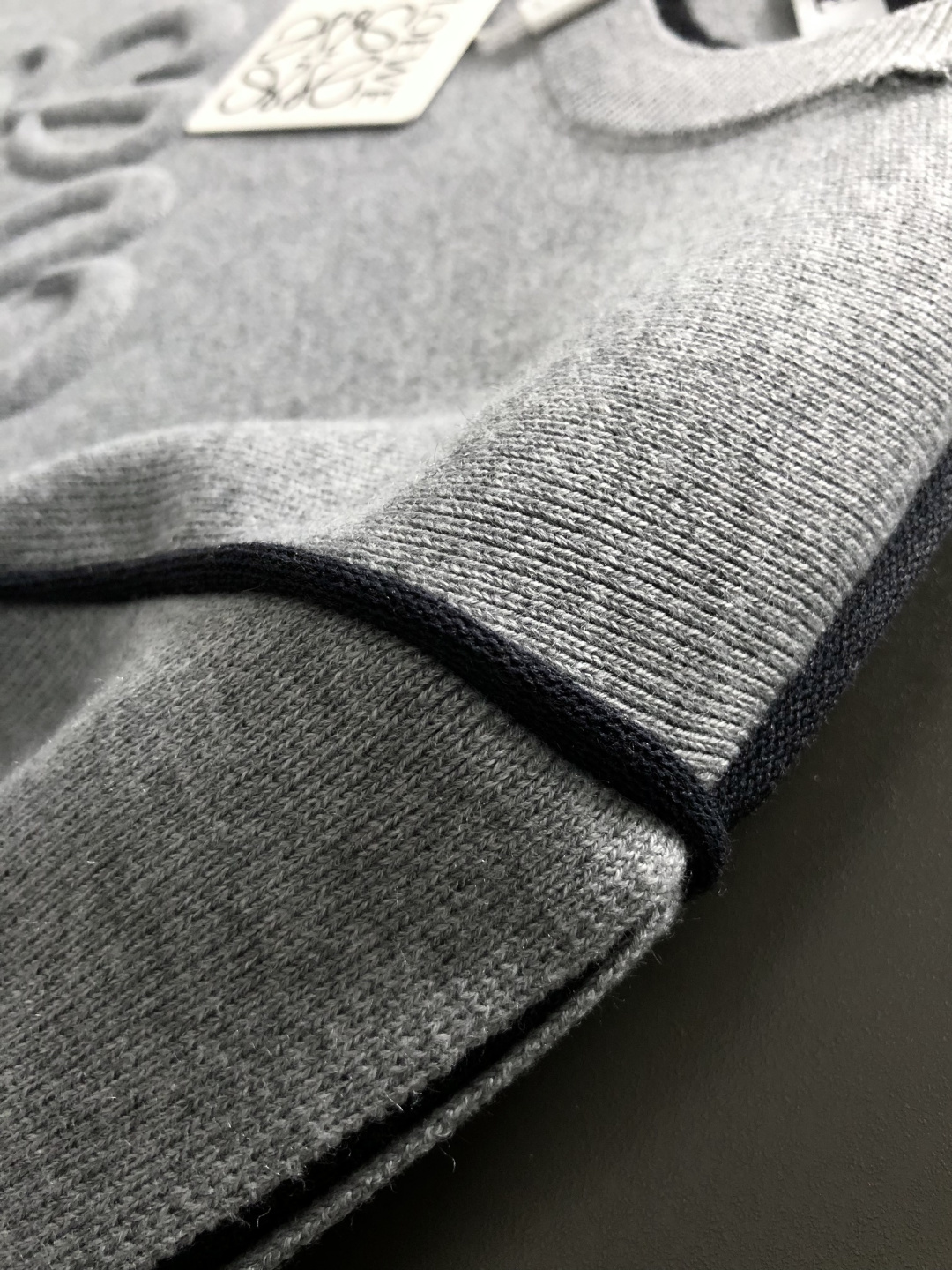 Low*合身版型M-xxxl2025秋冬圆领羊毛衫，以黑灰拼色双层套袖元素点缀为主调，融入字母立体压花元