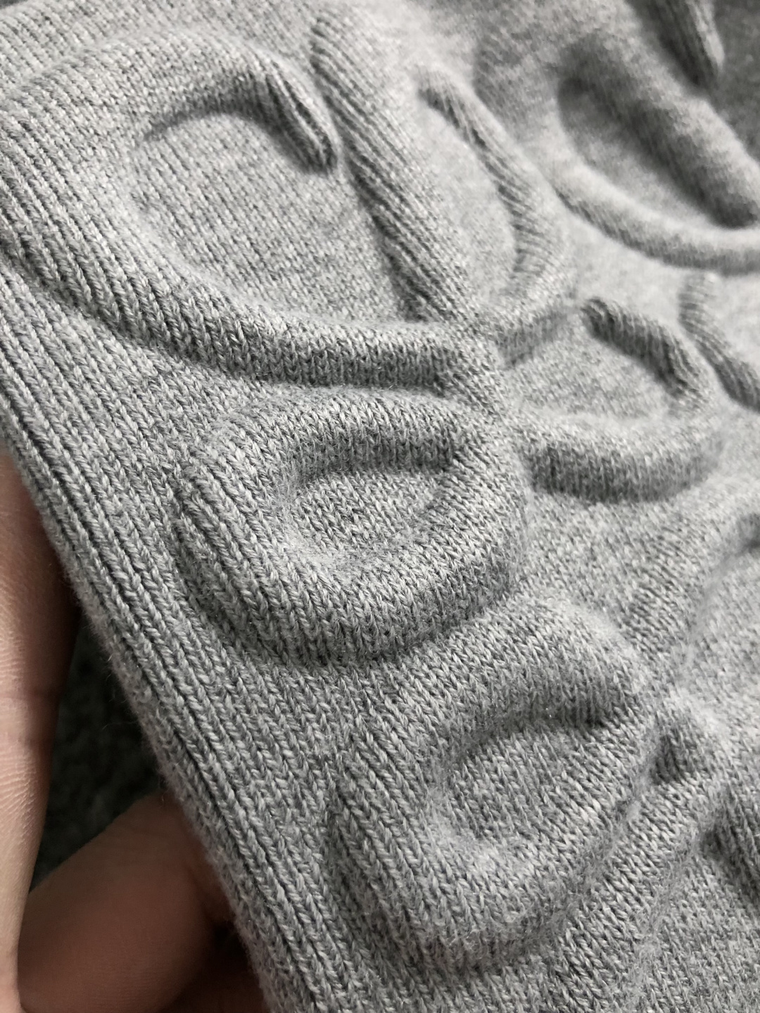 Low*合身版型M-xxxl2025秋冬圆领羊毛衫，以黑灰拼色双层套袖元素点缀为主调，融入字母立体压花元