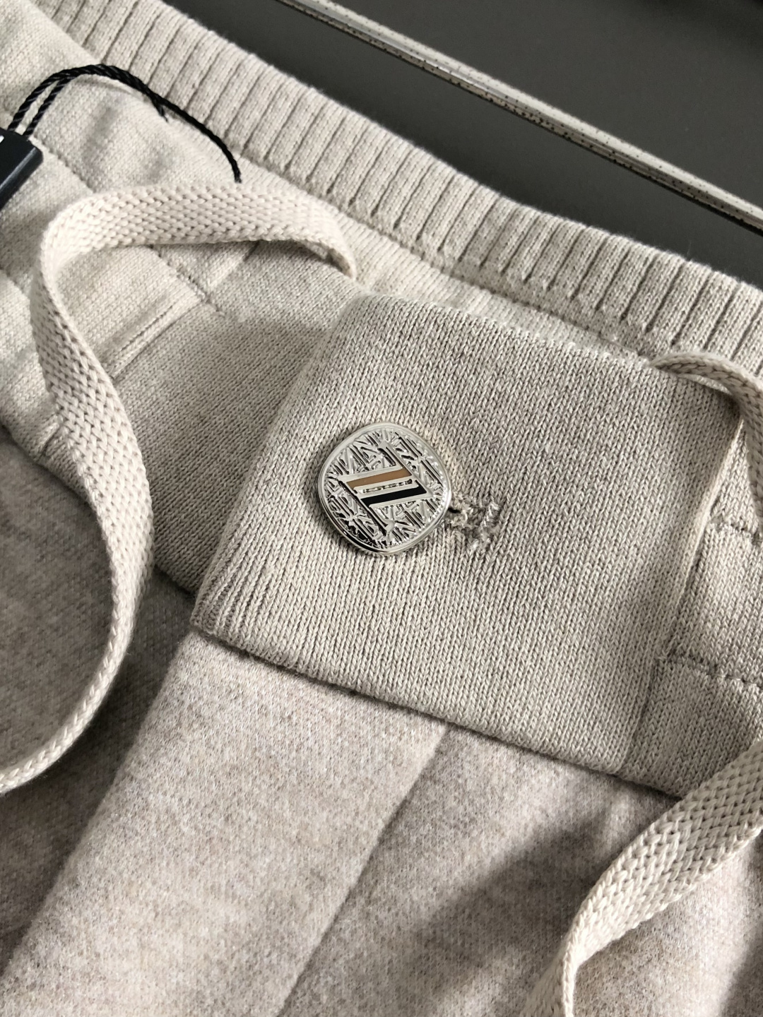 Zeg*合身版型29-362025秋冬老钱羊男休闲裤，以经典简约为主调，巧妙融入专柜五金辅料元素，打破传