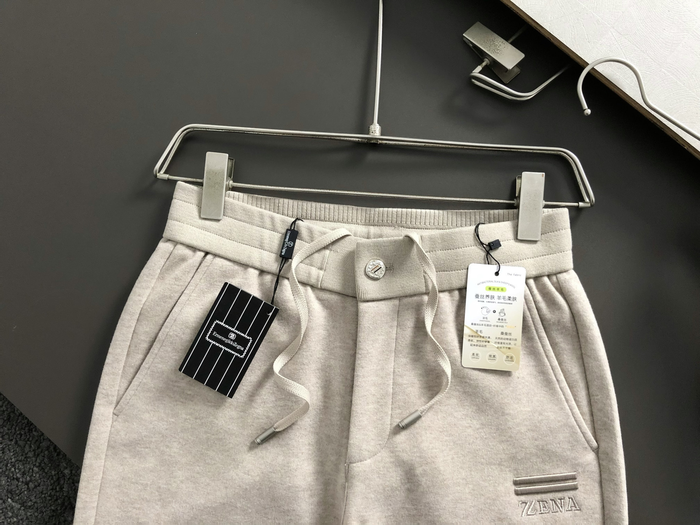 Zeg*合身版型29-362025秋冬老钱羊男休闲裤，以经典简约为主调，巧妙融入专柜五金辅料元素，打破传