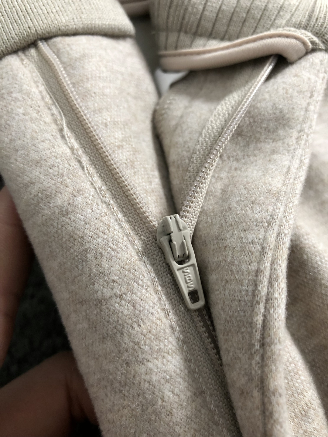 Zeg*合身版型29-362025秋冬老钱羊男休闲裤，以经典简约为主调，巧妙融入专柜五金辅料元素，打破传