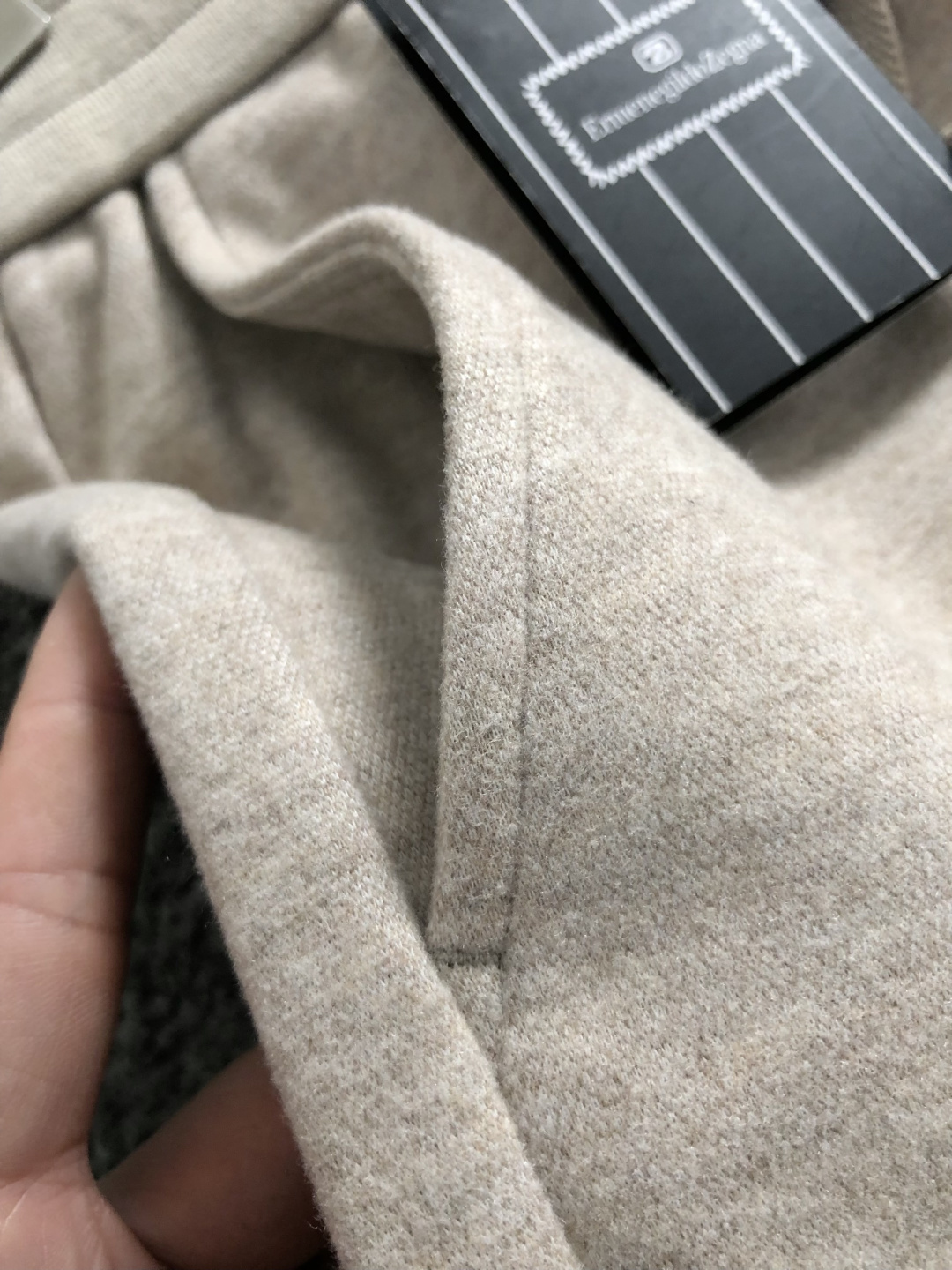 Zeg*合身版型29-362025秋冬老钱羊男休闲裤，以经典简约为主调，巧妙融入专柜五金辅料元素，打破传