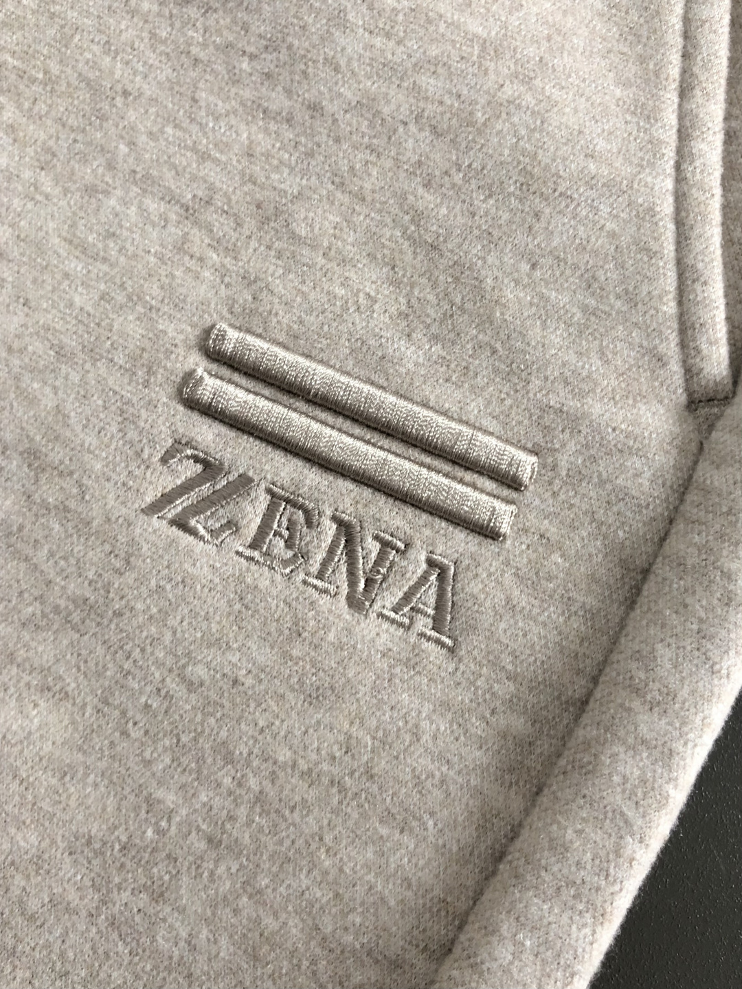 Zeg*合身版型29-362025秋冬老钱羊男休闲裤，以经典简约为主调，巧妙融入专柜五金辅料元素，打破传