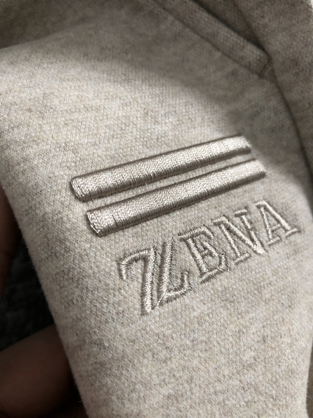 Zeg*合身版型29-362025秋冬老钱羊男休闲裤，以经典简约为主调，巧妙融入专柜五金辅料元素，打破传