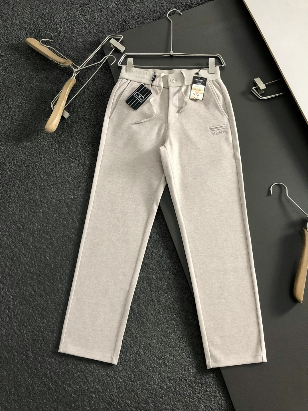 Zeg*合身版型29-362025秋冬老钱羊男休闲裤，以经典简约为主调，巧妙融入专柜五金辅料元素，打破传
