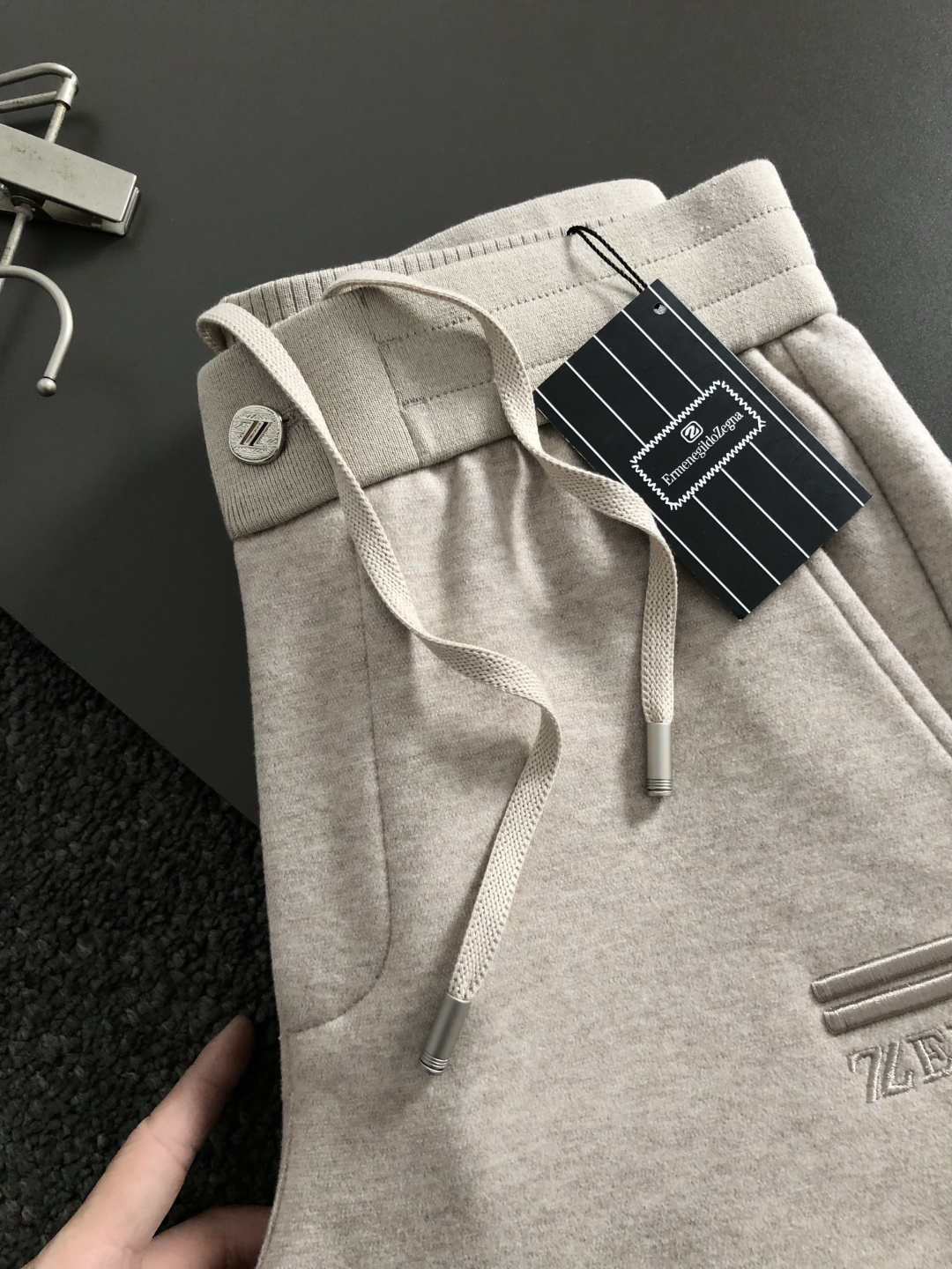 Zeg*合身版型29-362025秋冬老钱羊男休闲裤，以经典简约为主调，巧妙融入专柜五金辅料元素，打破传
