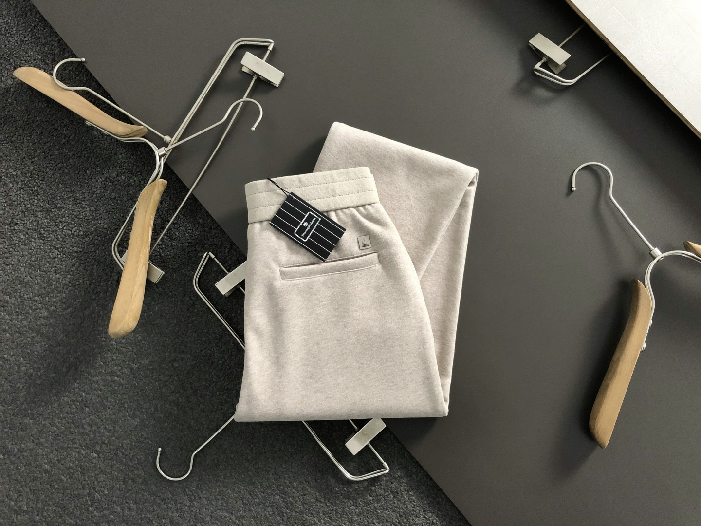 Zeg*合身版型29-362025秋冬老钱羊男休闲裤，以经典简约为主调，巧妙融入专柜五金辅料元素，打破传