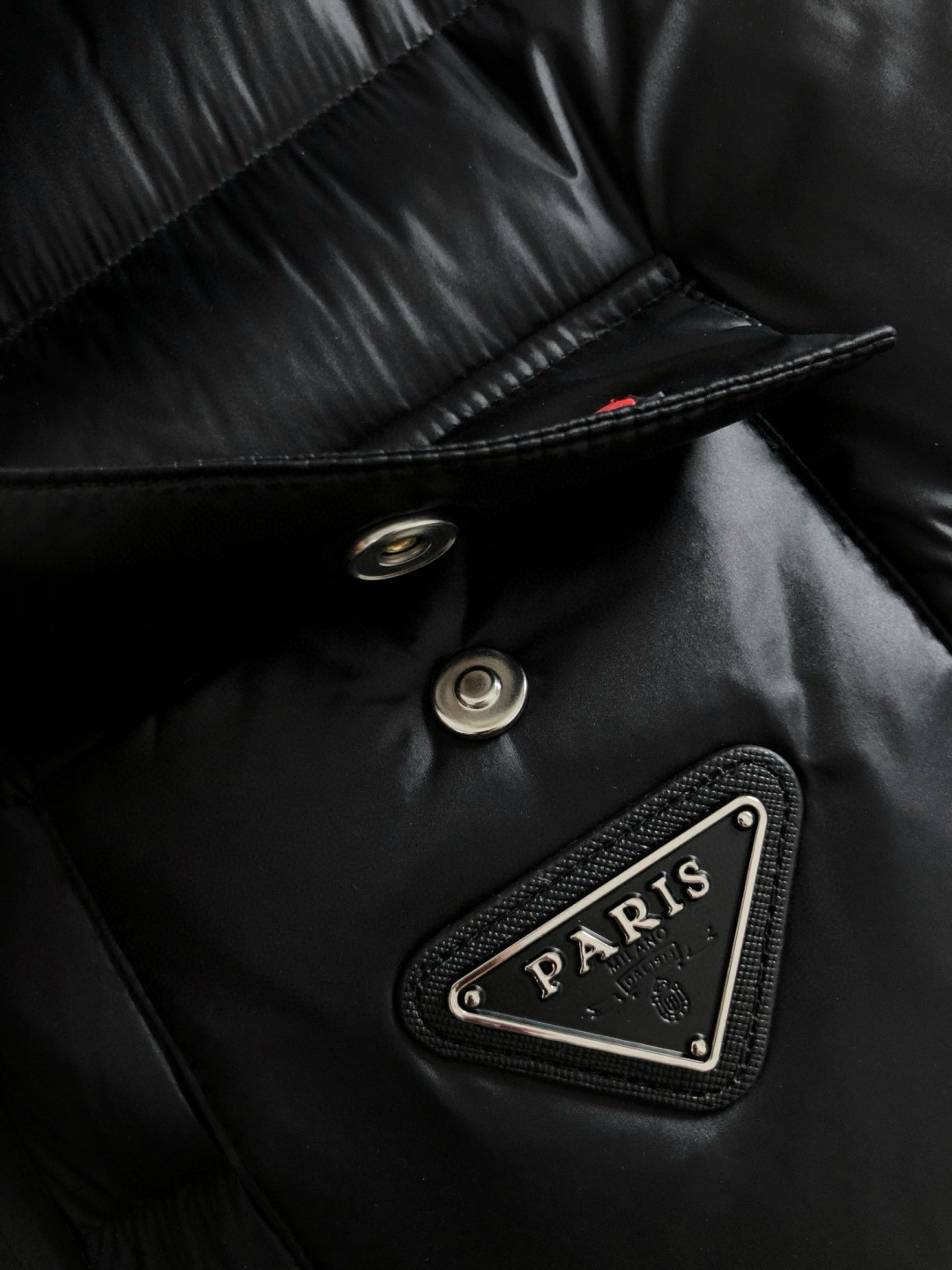 PRD*合身版型48-5625新款新面料黑色经典口袋融合金属三角标设计，金属附件打造90绒鸭绒立领外套，