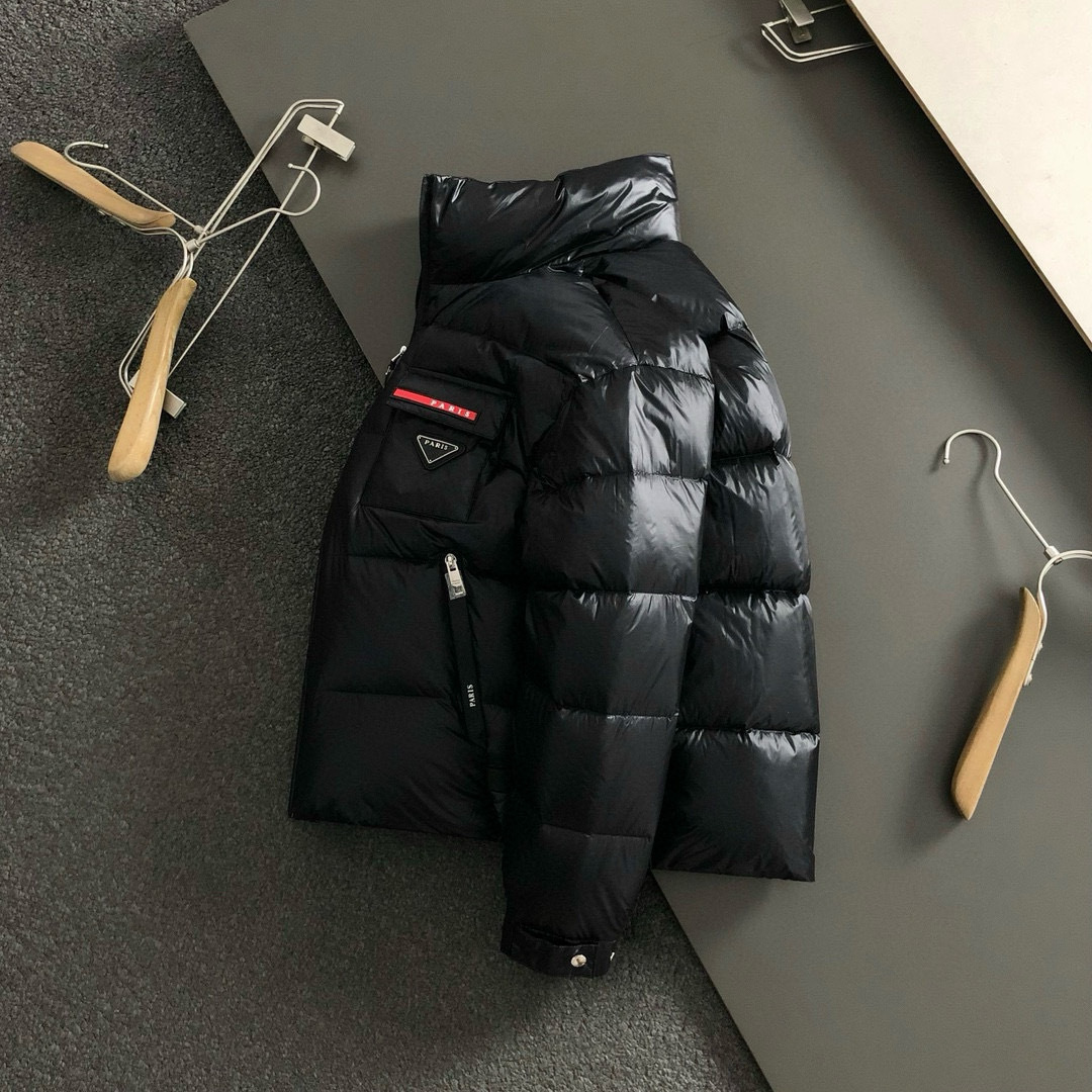 PRD*合身版型48-5625新款新面料黑色经典口袋融合金属三角标设计，金属附件打造90绒鸭绒立领外套，