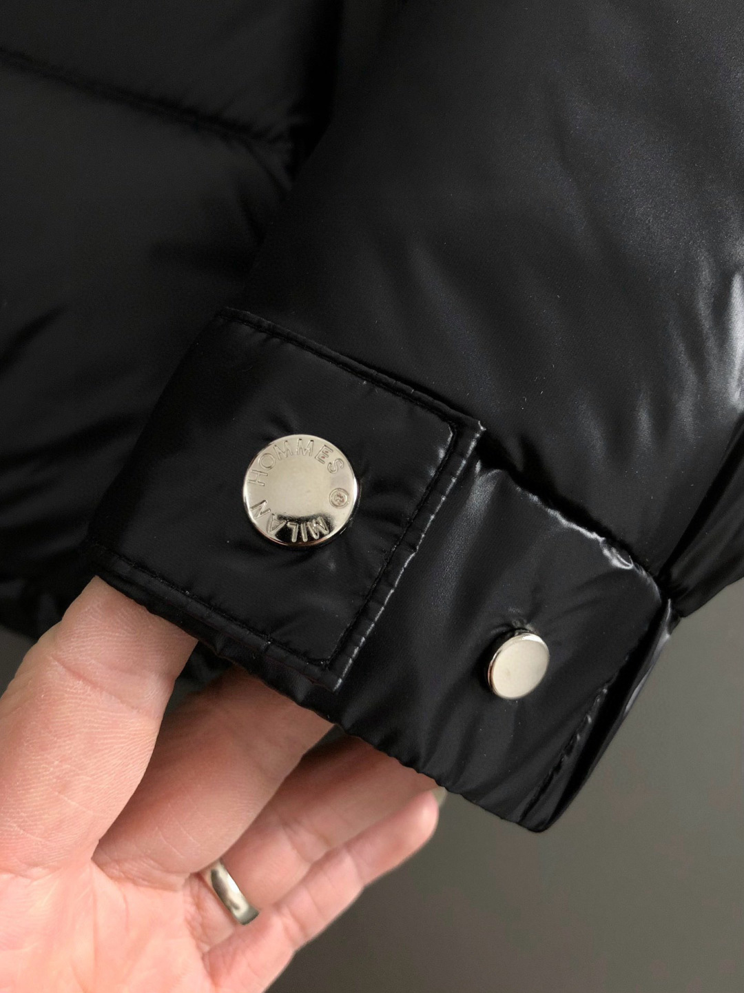 PRD*合身版型48-5625新款新面料黑色经典口袋融合金属三角标设计，金属附件打造90绒鸭绒立领外套，