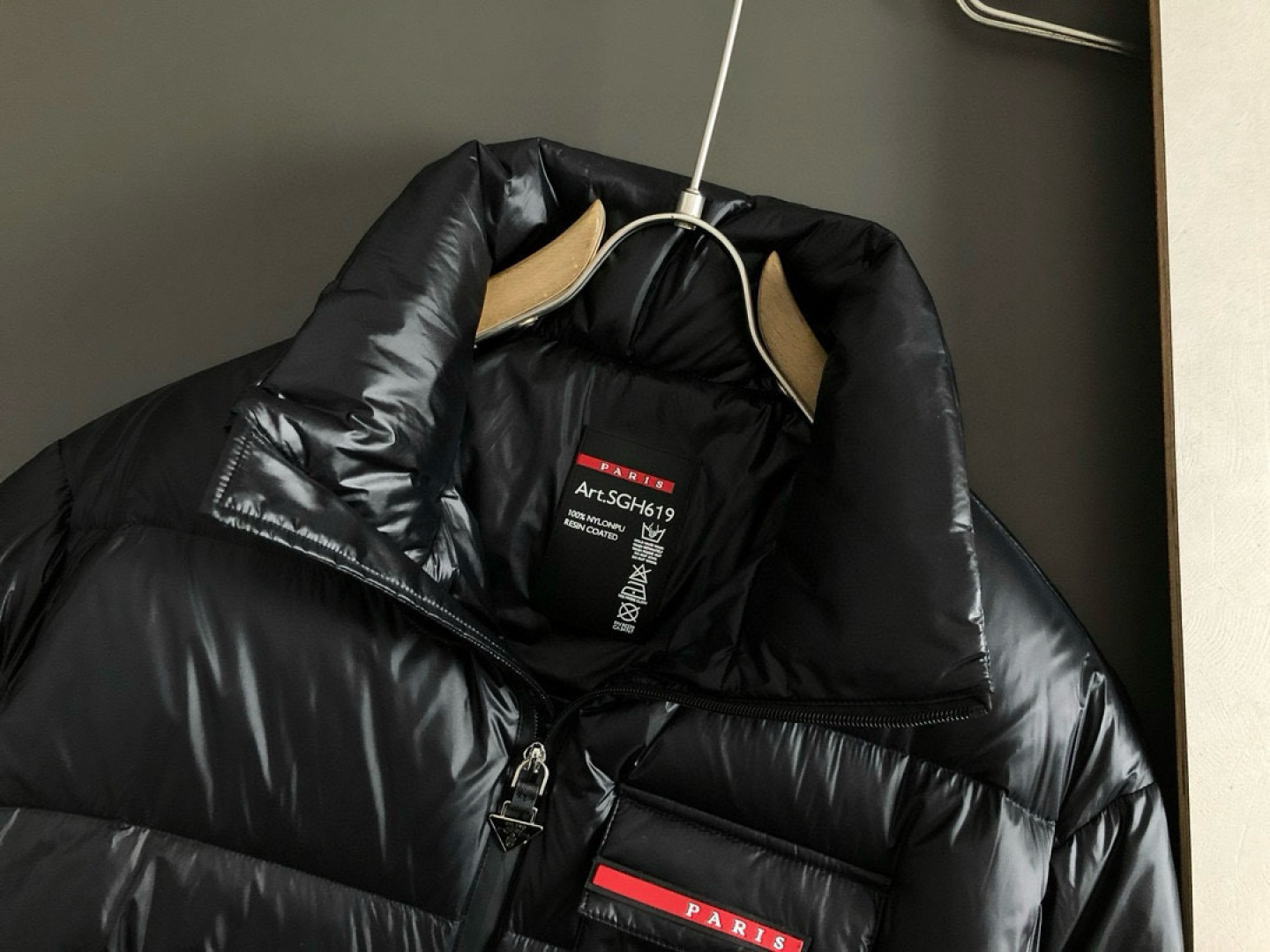 PRD*合身版型48-5625新款新面料黑色经典口袋融合金属三角标设计，金属附件打造90绒鸭绒立领外套，