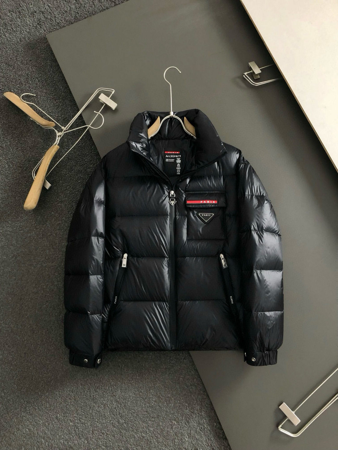 PRD*合身版型48-5625新款新面料黑色经典口袋融合金属三角标设计，金属附件打造90绒鸭绒立领外套，