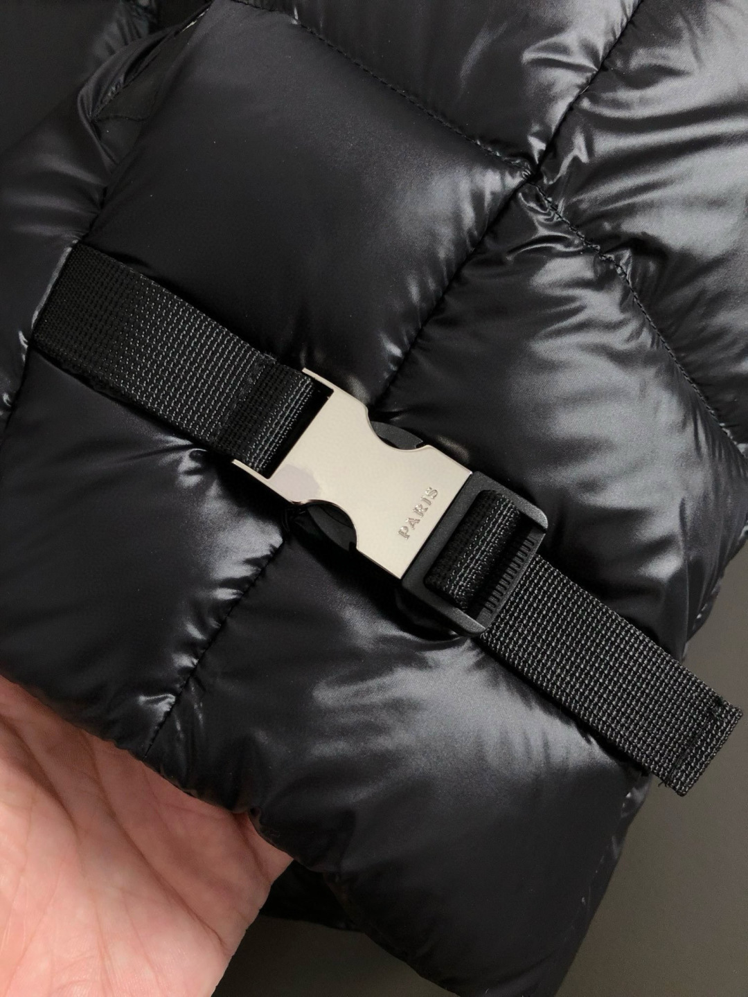 PRD*合身版型48-5625新款新面料黑色经典口袋融合金属三角标设计，金属附件打造90绒鸭绒立领外套，