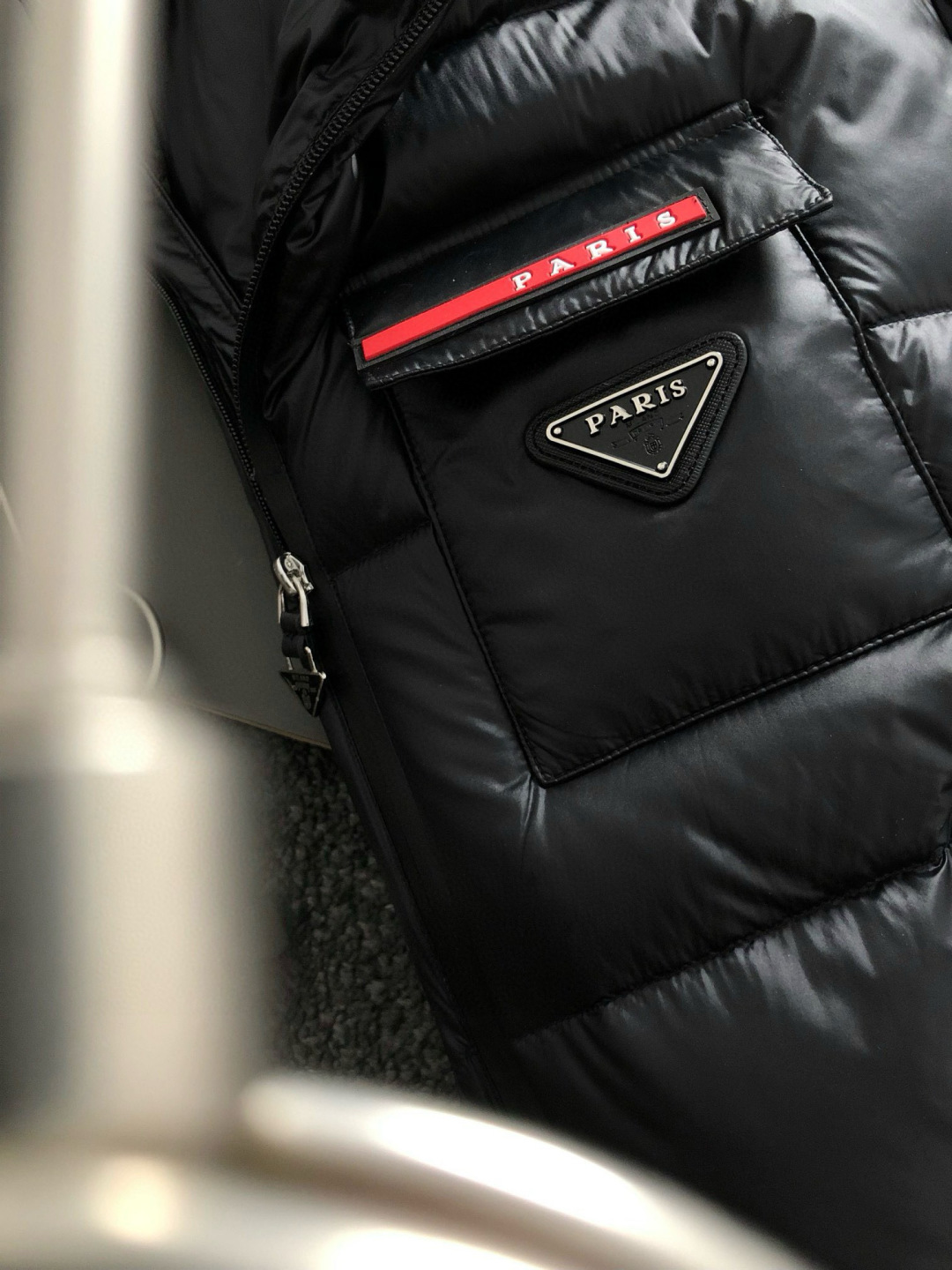 PRD*合身版型48-5625新款新面料黑色经典口袋融合金属三角标设计，金属附件打造90绒鸭绒立领外套，