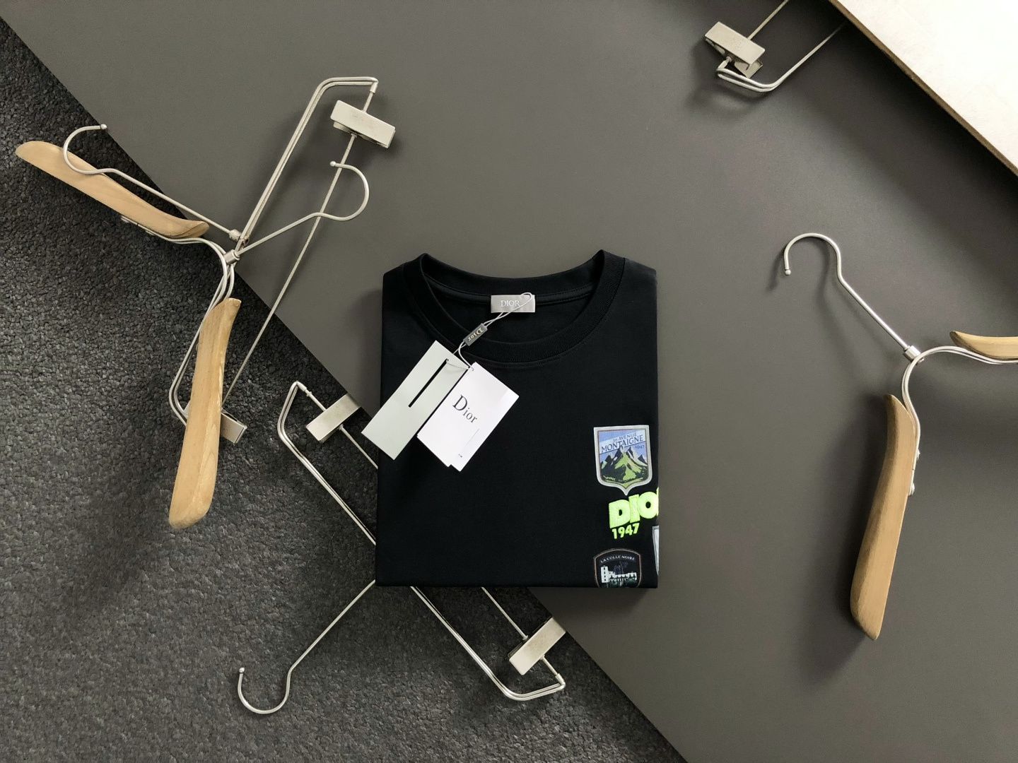 NO:660963,Dir*genuine genuine S-Xl  2026 Spring and Summer Short Sleeves, heavy-duty label printed letters and fine embroidery are the main theme, cleverly incorporating the latest popular elements, breaking the monotony of traditional short sleeves, showing individuality and uninhibitedness. Three-dimensional tailoring fits the body shape, and the design is neat and stylish, easily elongating the leg lines, creating a casual and free casual style. High-quality surface  The material is comfortable and warm, has both thermal insulation and comfort, and is suitable for daily outings or light outdoor scenes. The triangular jacquard embellishment on the back adds a fashionable texture. Whether it is a casual look with a T-shirt and jeans, or a layered mix and match style, it can be easily controlled. It is an indispensable fashion item in the autumn and winter transition seasons.  Spot color black white blue,jeans,T-shirt,tees,t-shirt, 19860909Dir*正码正牌S-Xl 2026春夏短袖,重工贴标印花字母精工刺绣为主调,巧妙融入最新流行元素,打破传统短袖的单调感,彰显个性与不羁.立体剪裁贴合身形,设计利落有型,轻松拉长腿部线条,打造随性洒脱的休闲风格.优质面料舒适保暖,兼具保温性与舒适感,适合日常出街或轻户外场景.细节后背三角提花点缀,增添时尚质感,无论是搭配T恤牛仔裤的休闲look,还是叠的混搭风,都能轻松驾驭,是秋冬过渡季不可或缺的时尚单品. 现货颜色 黑色 白色 蓝色,,jeans,T-shirt,tees，t-shirt, ,Men's clothing