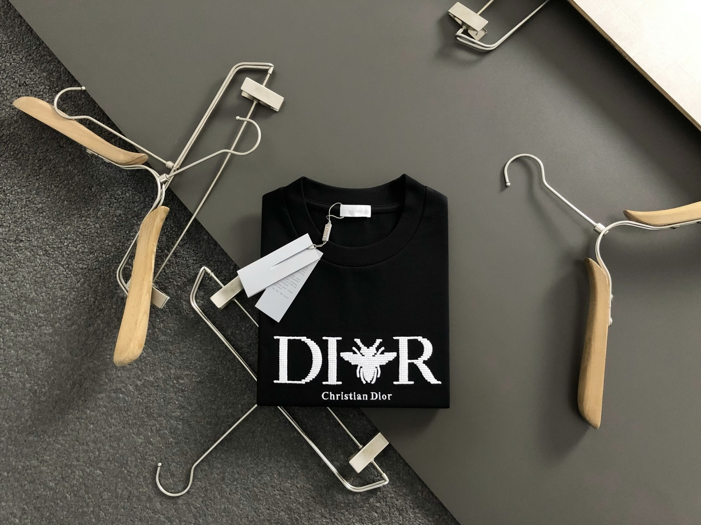 NO:660955,Dir card number shot small S-XXl 26 spring and summer letter woven embroidered trendy brand short sleeves, exquisite crafts counter fabrics, top-notch elements, complete 3 standards, trendy men's fashion, both upper body comfort and existence are unparalleled, it can be said to be a must-have in summer 170-135 (s) 175-(M) 178-160 (L) 180-170 (XL)  180-180(XXL),,T-shirt, 19860909Dir卡码拍小S-XXl 26春夏字母编织绣潮牌短袖,精致工艺专柜面料,顶级元素融合打造,3标齐全,潮男时尚,无论是上身舒适度还是都是无可比拟的存在,可以说是夏日必备 170-135(s)175-(M) 178-160(L)180-170(XL) 180-180(XXL),,T-shirt, ,Men's clothing