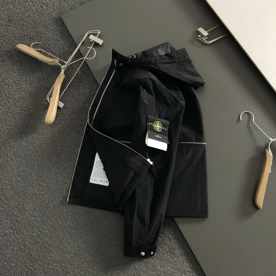 NO:660943,Prad* gift pack version 48-56  The 2026 Spring and Summer Stone Island Jacket features embroidered logos on the sleeves as the main theme, and cleverly integrates the monotonous feel of women's zippers, highlighting individuality and uninhibitedness. The three-dimensional tailoring fits the body shape, and the design is neat and stylish, easily elongating the leg lines, creating a casual and free style. High-quality fabrics are comfortable and warm,  It has both thermal insulation and comfort, and is suitable for daily outings or light outdoor scenes. The triangular jacquard embellishment on the back adds a fashionable texture. Whether it is a casual look with T-shirts and jeans, or a mixed and matched style, it can be easily controlled. It is an indispensable fashion item in the autumn and winter transition seasons.  Spot color black white,,prada,jeans,jackets & coats,tees,t-shirt, 19860909Prad*礼包版型48-56 2026春夏石头岛外套,以袖子绣标缀为主调,巧妙融入妇女拉链的单调感,彰显个性与不羁.立体剪裁贴合身形,设计利落有型,轻松拉长腿部线条,打造随性洒脱的休闲风格.优质面料舒适保暖,兼具保温性与舒适感,适合日常出街或轻户外场景.细节后背三角提花点缀,增添时尚质感,无论是搭配T恤牛仔裤的休闲look,还是叠的混搭风,都能轻松驾驭,是秋冬过渡季不可或缺的时尚单品. 现货颜色 黑色 白色,,prada,jeans,jackets & coats,tees，t-shirt, ,Men's clothing