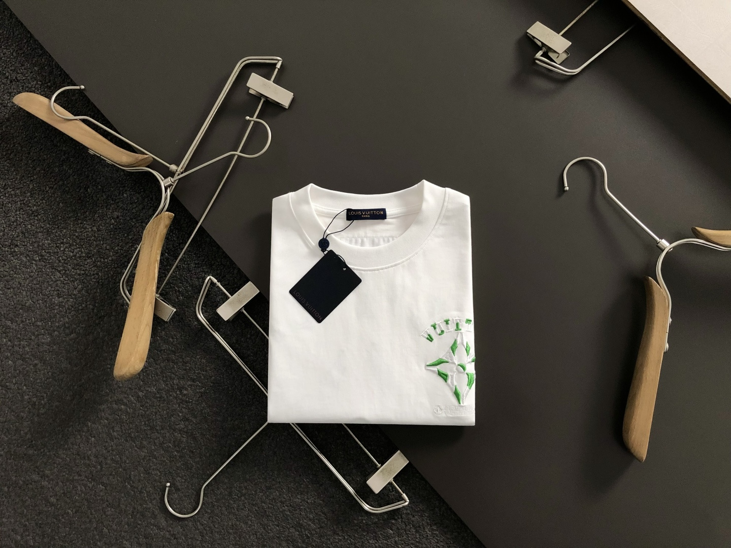 NO:660930,Dir**genuine genuine S-Xl  2026 spring and summer short sleeves, with white and green embroidery as the main tone, cleverly integrated with the front and rear heavy industry logo elements, breaking the monotony of traditional short sleeves, showing individuality and uninhibitedness. Three-dimensional tailoring fits the body shape, and the design is neat and stylish, easily elongating the leg lines, creating a casual and free casual style. High-quality surface  The material is comfortable and warm, has both thermal insulation and comfort, and is suitable for daily outings or light outdoor scenes. The triangular jacquard embellishment on the back adds a fashionable texture. Whether it is a casual look with a T-shirt and jeans, or a layered mix and match style, it can be easily controlled. It is an indispensable fashion item in the autumn and winter transition seasons.  Spot color black white blue,jeans,T-shirt,tees,t-shirt, 19860909Dir**正码正牌S-Xl 2026春夏短袖,以白绿刺绣为主调,巧妙融入前后幅户型重工logo元素,打破传统短袖的单调感,彰显个性与不羁.立体剪裁贴合身形,设计利落有型,轻松拉长腿部线条,打造随性洒脱的休闲风格.优质面料舒适保暖,兼具保温性与舒适感,适合日常出街或轻户外场景.细节后背三角提花点缀,增添时尚质感,无论是搭配T恤牛仔裤的休闲look,还是叠的混搭风,都能轻松驾驭,是秋冬过渡季不可或缺的时尚单品. 现货颜色 黑色 白色 蓝色,,jeans,T-shirt,tees，t-shirt, ,Men's clothing