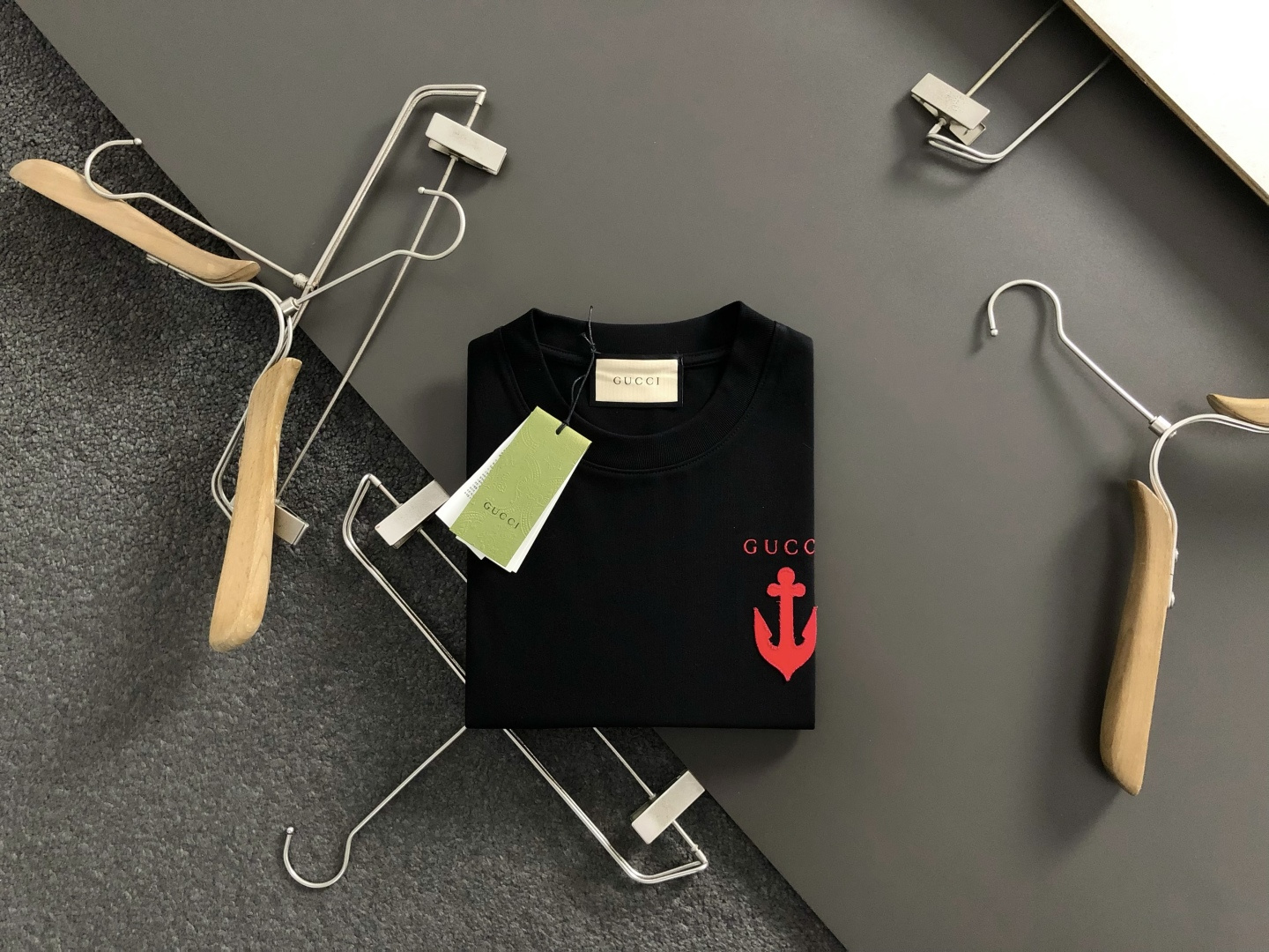 NO:660960,Gucc* card size small S-XXl 26 spring and summer letter appliqué embroidered trendy brand short-sleeved, exquisite crafts counter fabrics, top-notch elements, complete 3 standards, trendy men's fashion, both upper body comfort and existence are unparalleled, it can be said to be a must-have in summer 170-135 (s) 175-150 (M) 178-160 (L) 180-170 (XL)  180-180(XXL),,gucci,T-shirt, 19860909Gucc*卡码拍小S-XXl 26春夏字母贴布绣潮牌短袖,精致工艺专柜面料,顶级元素融合打造,3标齐全,潮男时尚,无论是上身舒适度还是都是无可比拟的存在,可以说是夏日必备 170-135(s)175-150(M) 178-160(L)180-170(XL) 180-180(XXL),,gucci,T-shirt, ,Men's clothing