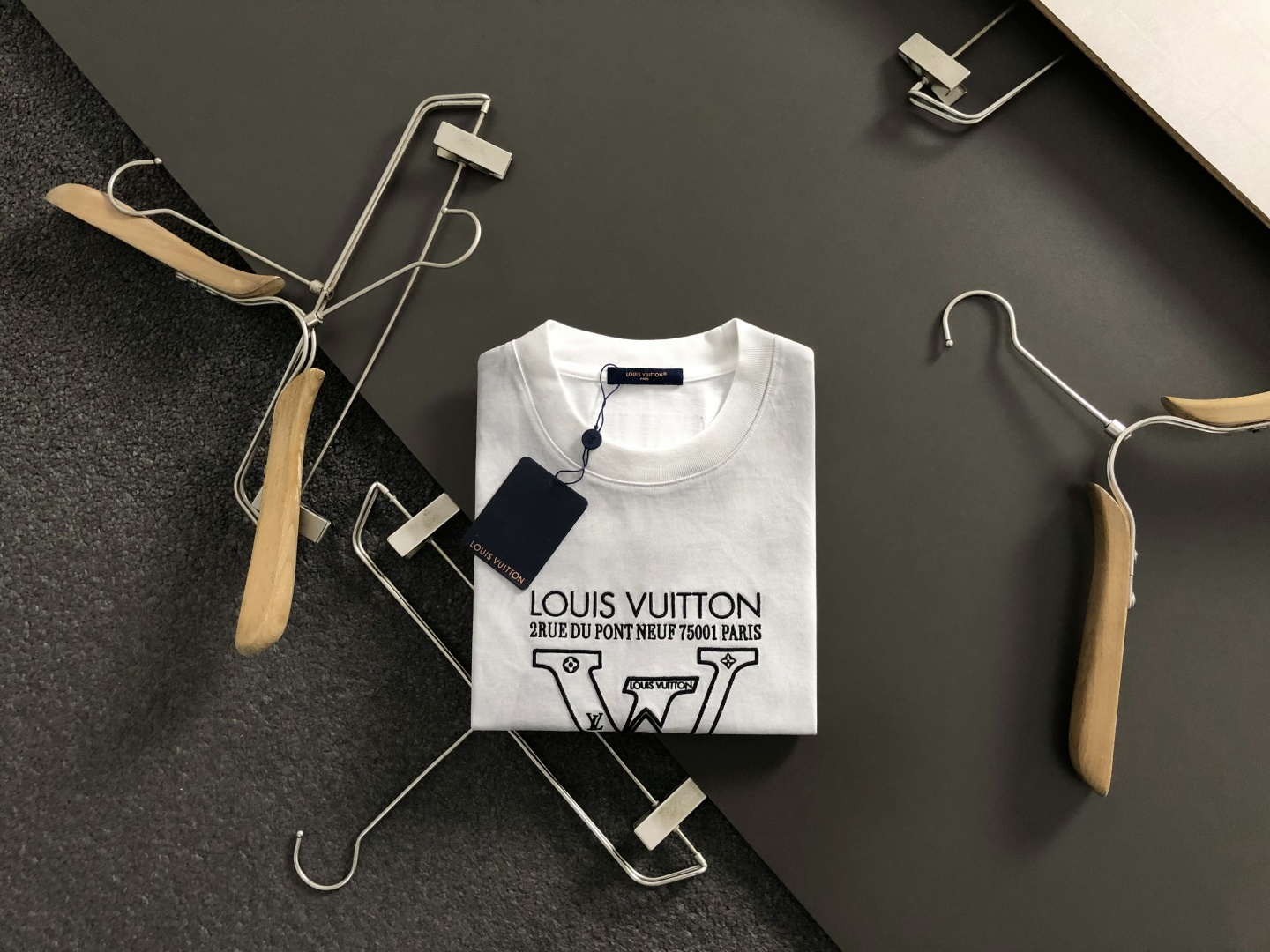 NO:660953,L brand * card code shot small S-XXl 26 spring and summer colorful gradient embroidered trendy brand short sleeves, exquisite crafts counter fabrics, top-notch elements, complete 3 standards, trendy men's fashion, both upper body comfort and existence are unparalleled, it can be said to be a must-have in summer 170-135 (s) 175-150 (M) 178-160 (L) 180-170 (XL)  180-180(XXL),,T-shirt, 19860909L牌*卡码拍小S-XXl 26春夏彩色渐变刺绣潮牌短袖,精致工艺专柜面料,顶级元素融合打造,3标齐全,潮男时尚,无论是上身舒适度还是都是无可比拟的存在,可以说是夏日必备 170-135(s)175-150(M) 178-160(L)180-170(XL) 180-180(XXL),,T-shirt, ,Men's clothing