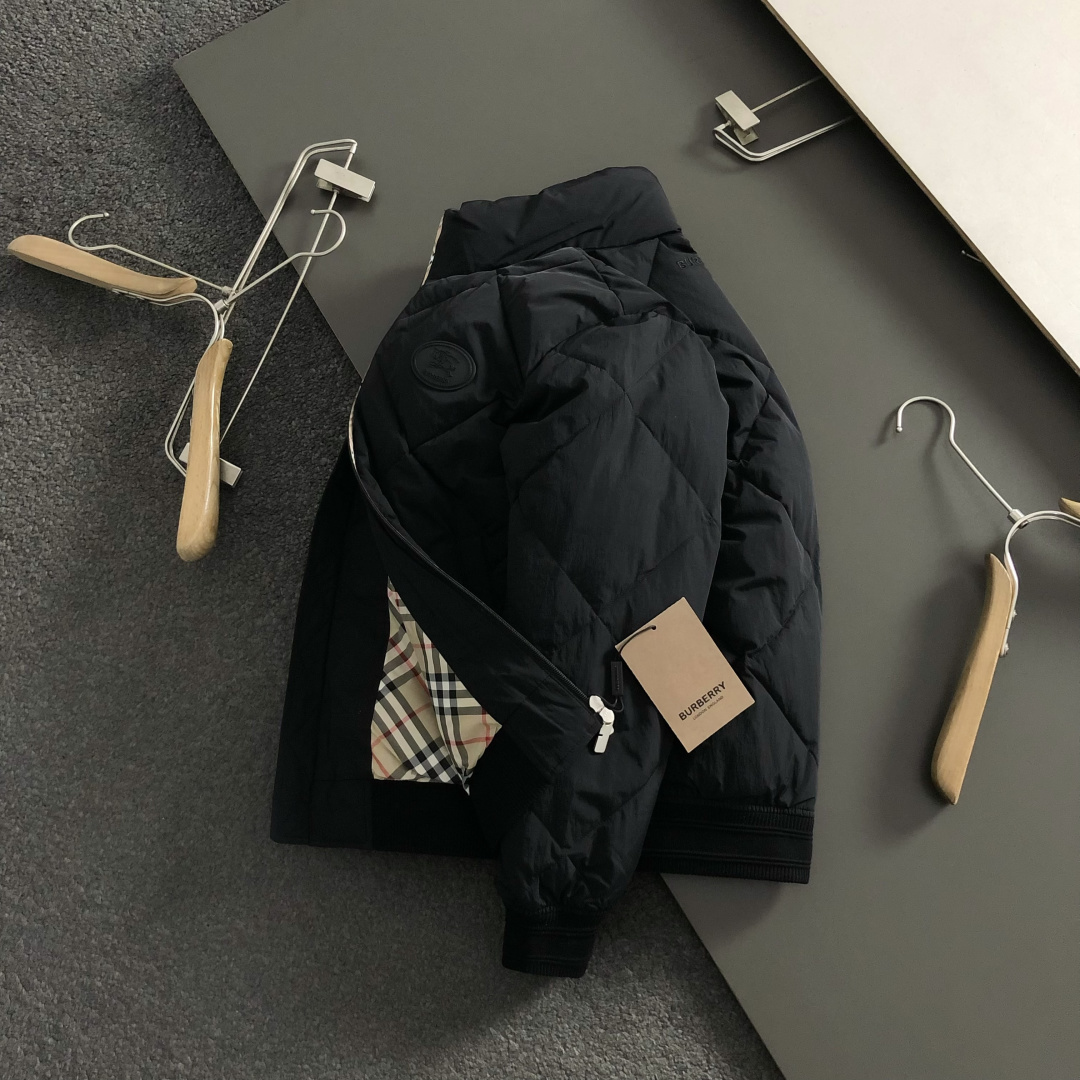 NO:660912,BBR* fit version 48-56  The 2025 autumn and winter 90 white duck down jacket is mainly decorated with plaid zippers and incorporates knight leather brand elements. The inner plaid echoes to break the monotony of traditional down, highlighting individuality and uninhibitedness. The three-dimensional tailoring fits the body shape, and the design is neat and stylish, easily elongating the leg lines, creating a casual and free casual style.  The high-quality fabric is comfortable and warm, has both thermal insulation and comfort, and is suitable for daily outings or light outdoor scenes. The triangular jacquard embellishment on the back adds a fashionable texture. Whether it is a casual look with a T-shirt and jeans, or a layered mix and match style, it can be easily managed. It is an indispensable fashion item in the autumn and winter transition seasons.  Available colors: black, white, jeans, jackets & coats, tees, t-shirt, down jacket,  19860909BBR*合身版型48-56 2025秋冬90白鸭绒羽绒外套,以格纹拉链点缀为主调,融入骑士皮牌元素,内里格纹呼应打破传统羽绒的单调感,彰显个性与不羁.立体剪裁贴合身形,设计利落有型,轻松拉长腿部线条,打造随性洒脱的休闲风格.优质面料舒适保暖,兼具保温性与舒适感,适合日常出街或轻户外场景.细节后背三角提花点缀,增添时尚质感,无论是搭配T恤牛仔裤的休闲look,还是叠的混搭风,都能轻松驾驭,是秋冬过渡季不可或缺的时尚单品. 现货颜色 黑色 白色,,jeans,jackets & coats,tees，t-shirt,down jacket, ,Men's clothing