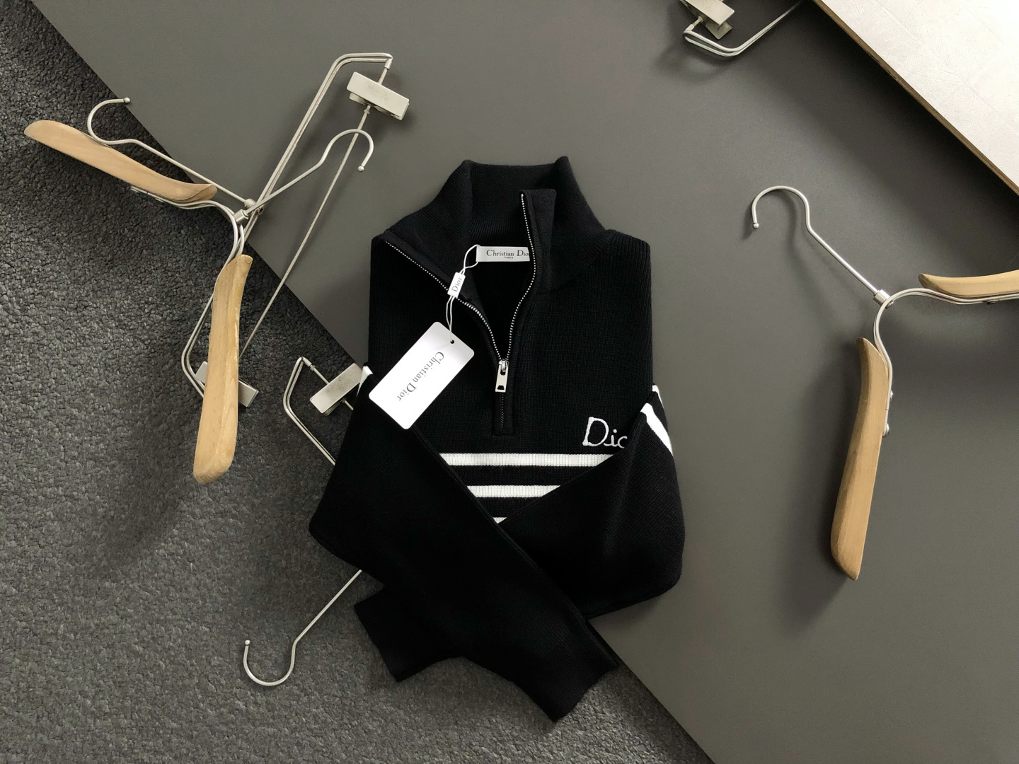 NO:660929,Dir*fitted fit M-xxxl  The 2025 autumn and winter striped stand-up collar woolen sweater is mainly decorated with black and white jacquard elements and embroidered letters, and cleverly incorporates contrasting zipper stand-up collar elements to break the monotony of traditional wool and highlight individuality and uninhibitedness. The three-dimensional tailoring fits the body shape, and the design is neat and stylish, easily elongating the leg lines, creating a casual and free style.  .The high-quality fabric is comfortable and warm, with both thermal insulation and comfort, and is suitable for daily outings or light outdoor scenes. The triangular jacquard embellishment on the back adds a fashionable texture. Whether it is a casual look with a T-shirt and jeans, or a layered mix and match style, it can be easily controlled. It is an indispensable fashion item in the autumn and winter transition seasons.  Spot color: black, jeans, tees, t-shirt,  19860909Dir*合身版型M-xxxl 2025秋冬条纹立领羊毛衫,以黑白提花元素刺绣字母点缀为主调,巧妙融入撞色拉链立领元素,打破传统羊毛的单调感,彰显个性与不羁.立体剪裁贴合身形,设计利落有型,轻松拉长腿部线条,打造随性洒脱的休闲风格.优质面料舒适保暖,兼具保温性与舒适感,适合日常出街或轻户外场景.细节后背三角提花点缀,增添时尚质感,无论是搭配T恤牛仔裤的休闲look,还是叠的混搭风,都能轻松驾驭,是秋冬过渡季不可或缺的时尚单品. 现货颜色 黑色,,jeans,tees，t-shirt, ,Men's clothing